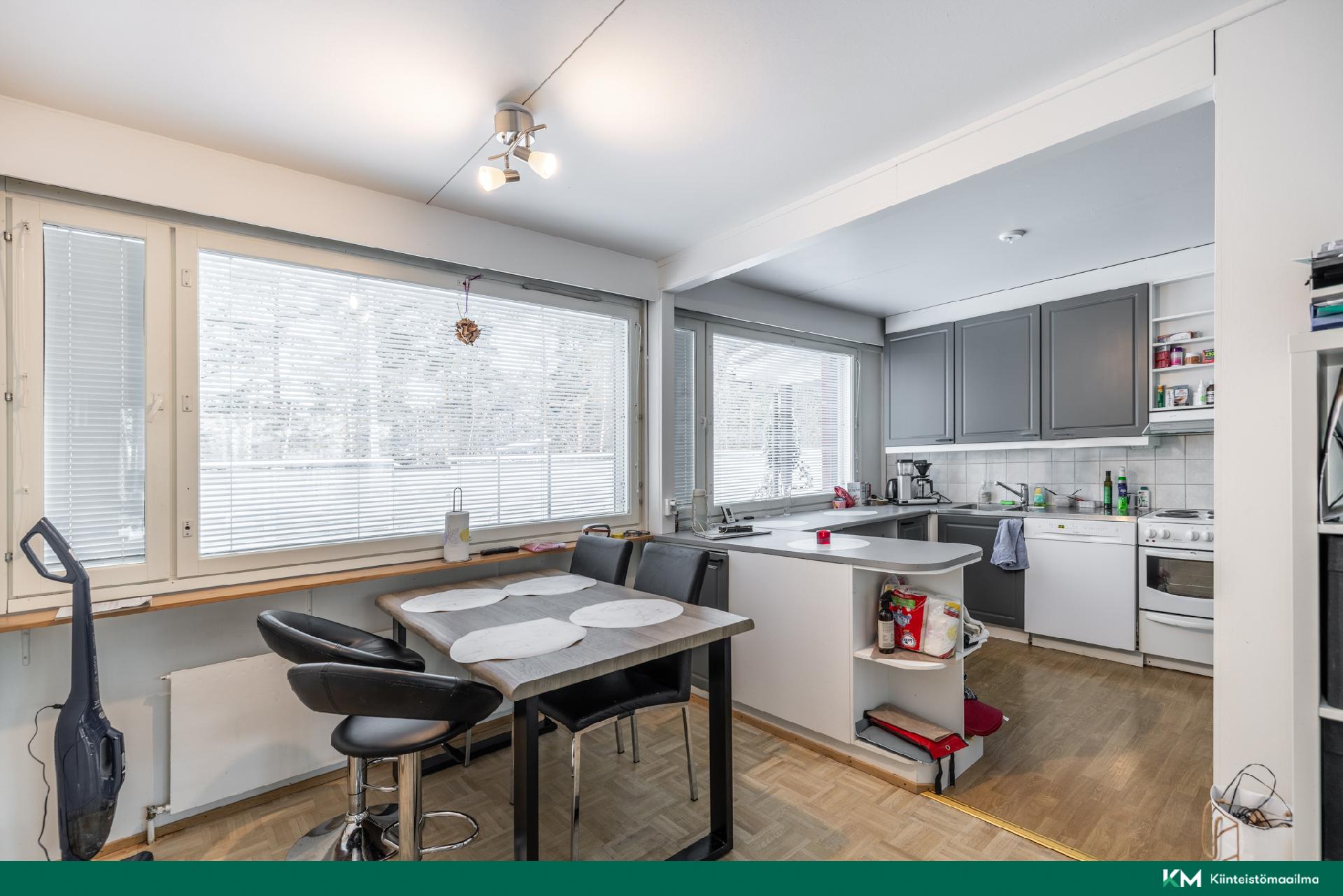 Eteisestä vasemmalle aukeaa keittiö