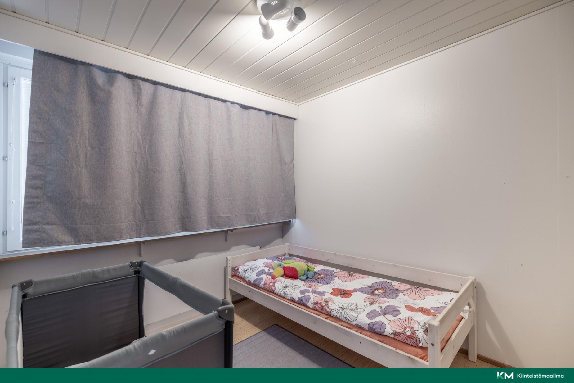 Yläkerran makuuhuone 2