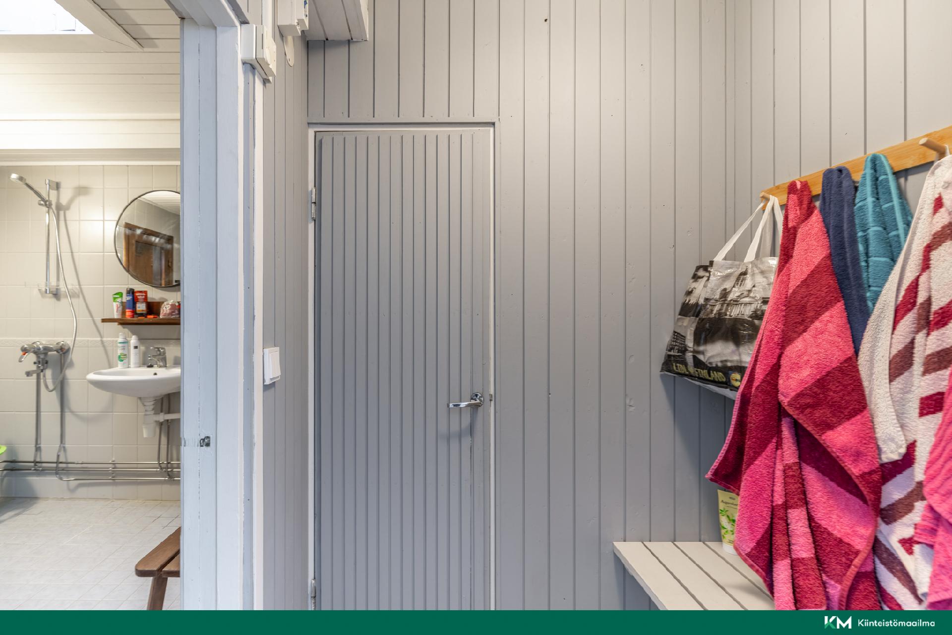 Pukuhuoneesta kulku pesuhuoneeseen, oven takana erillinen wc