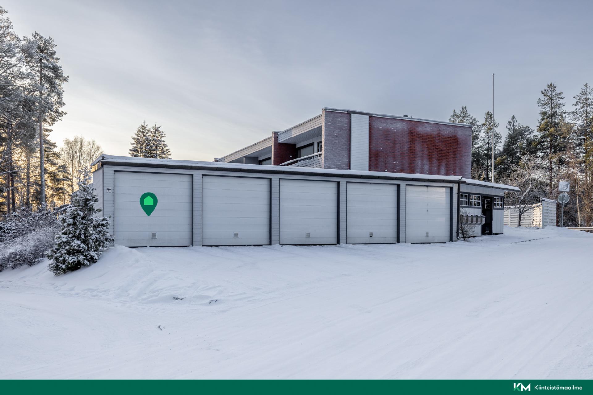 Ovellinen autokatospaikka kuuluu hintaan.