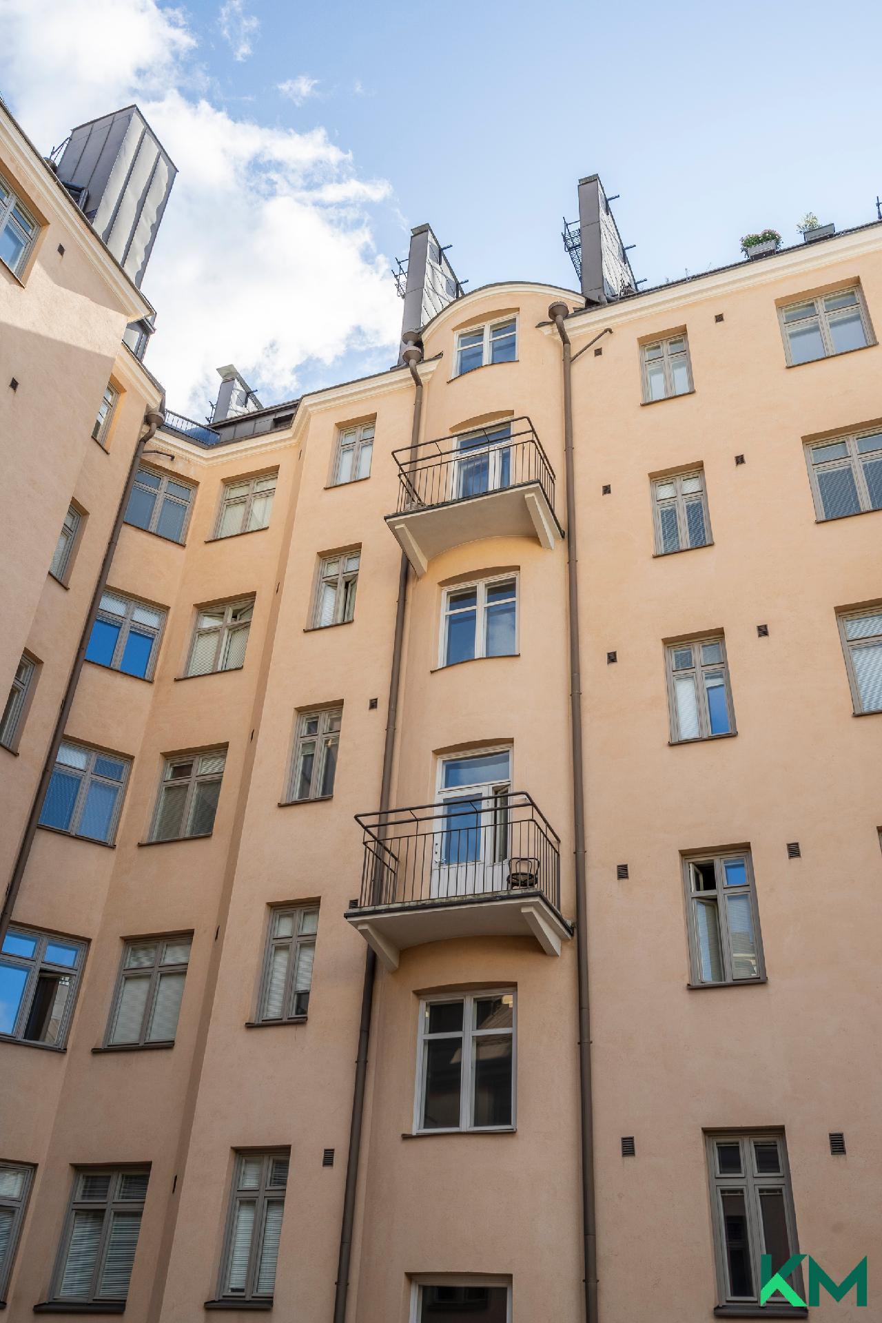 Näkymiä rauhaisalle sisäpihalle