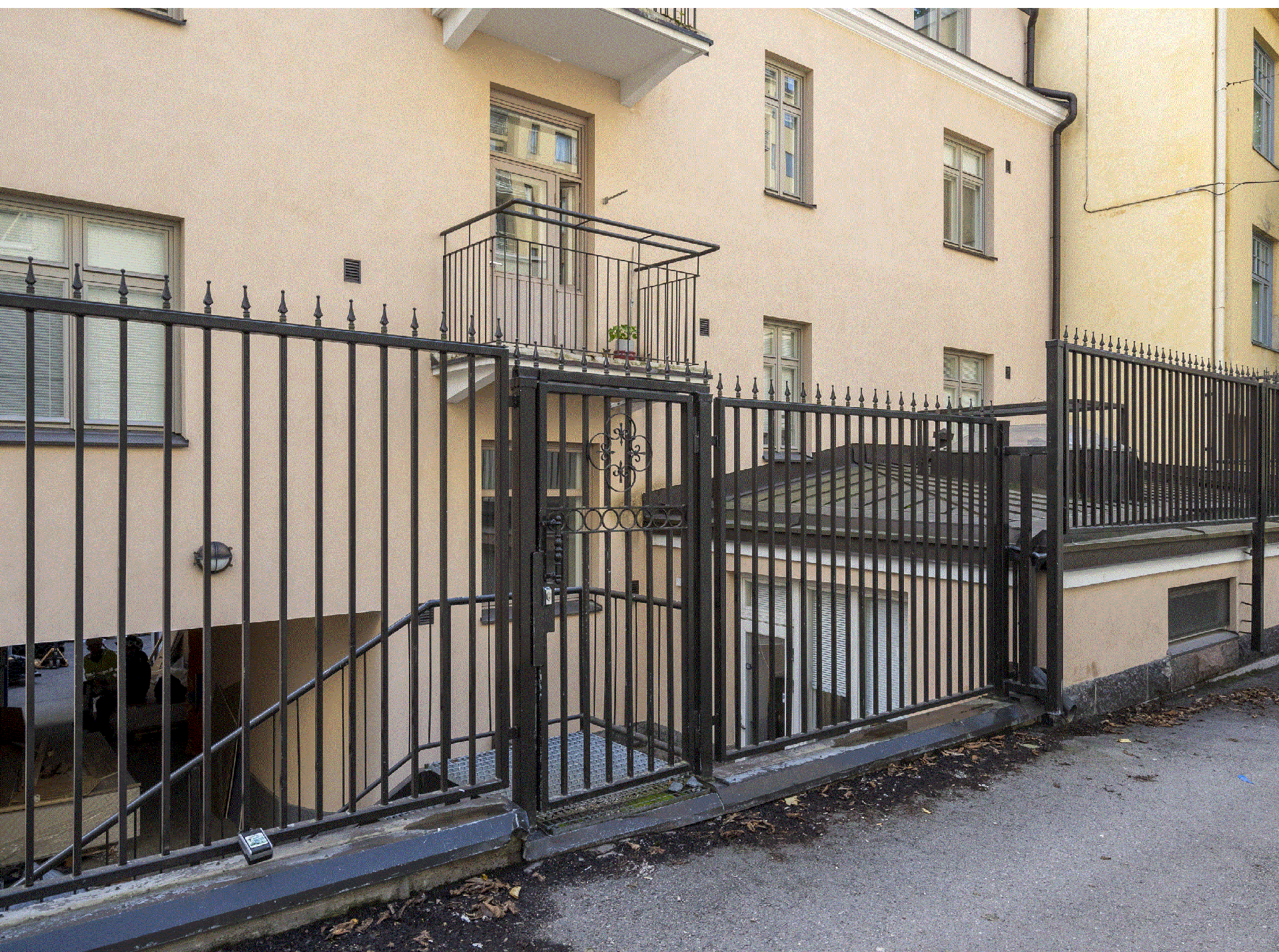 Huoneisto sijaitsee rauhallisen ja turvallisen Pengerkujan puoleisessa sisäpiharakennuksessa.