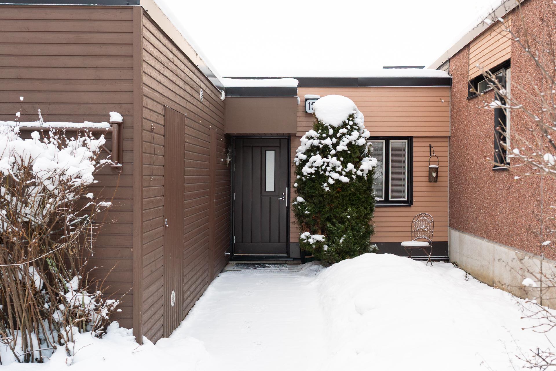 etupihaa ja käyntoi varastoon