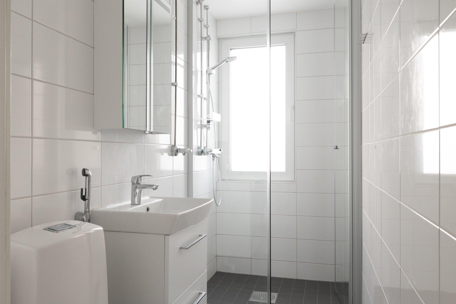 Ikkunallinen kylpyhuone - uusittu linjasaneerauksen yhteydessä v.2020