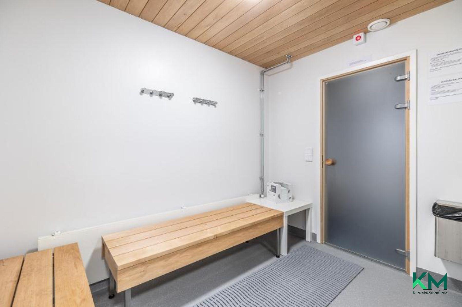 Taloyhtiön saunan pukuhuone
