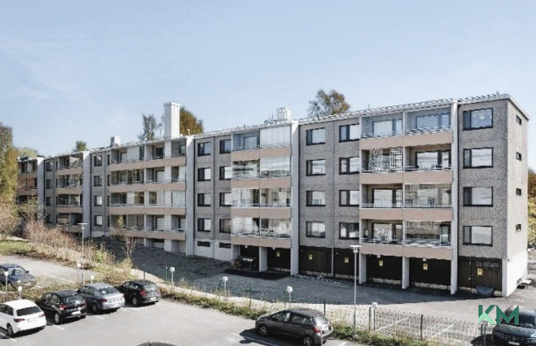 Talonyhtiön pihaa -autotallit
