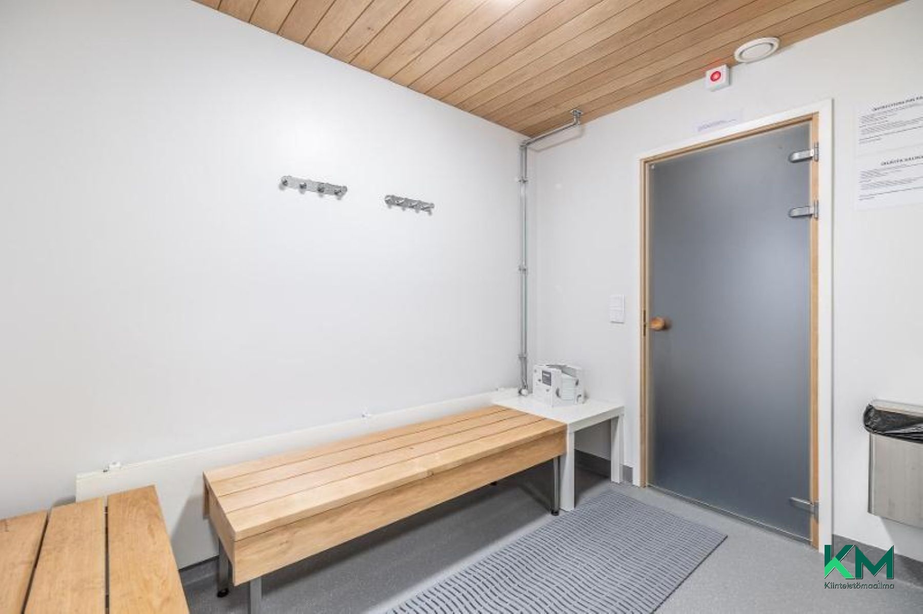Taloyhtiön saunan pukuhuone