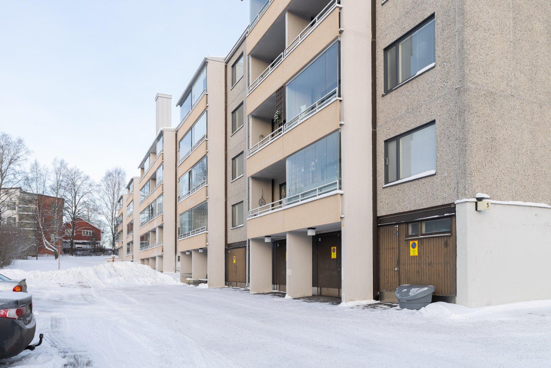 Talonyhtiön pihaa -autotallit