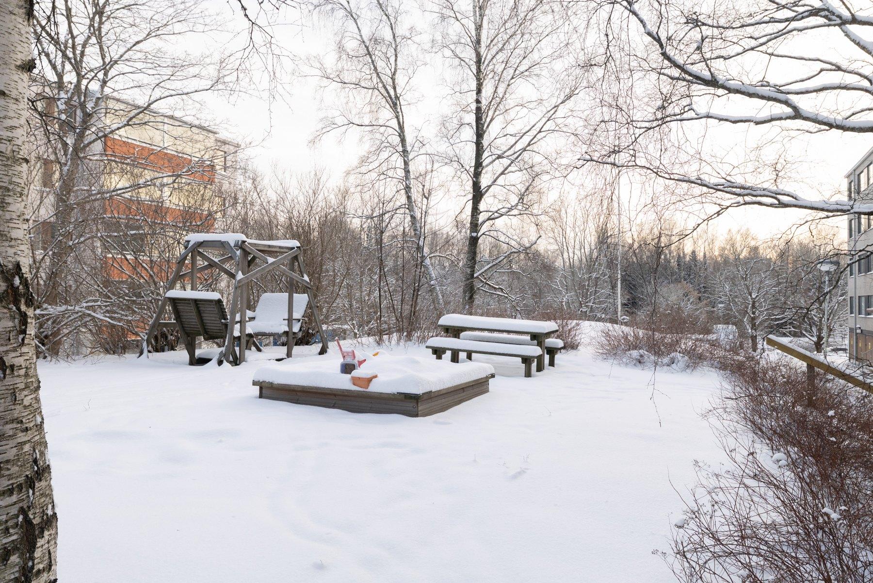 Taloyhtiön piha-aluetta - lasten leikkipaikka