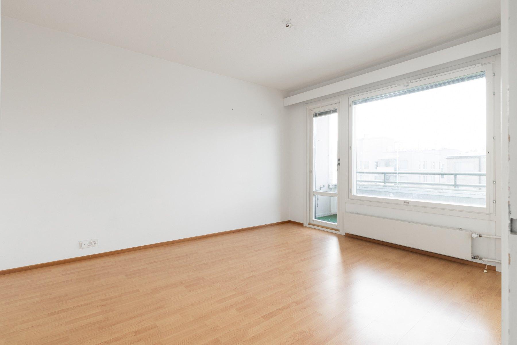 Valoisa Olohuone, käynti lasitetulle parvekkeelle