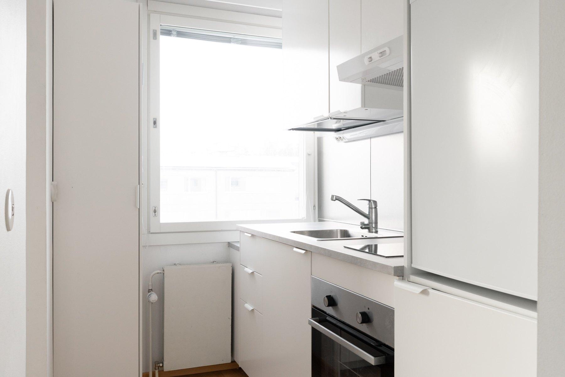 Ikkunallinen keittokomero. Uusittu v. 2020 lopulla