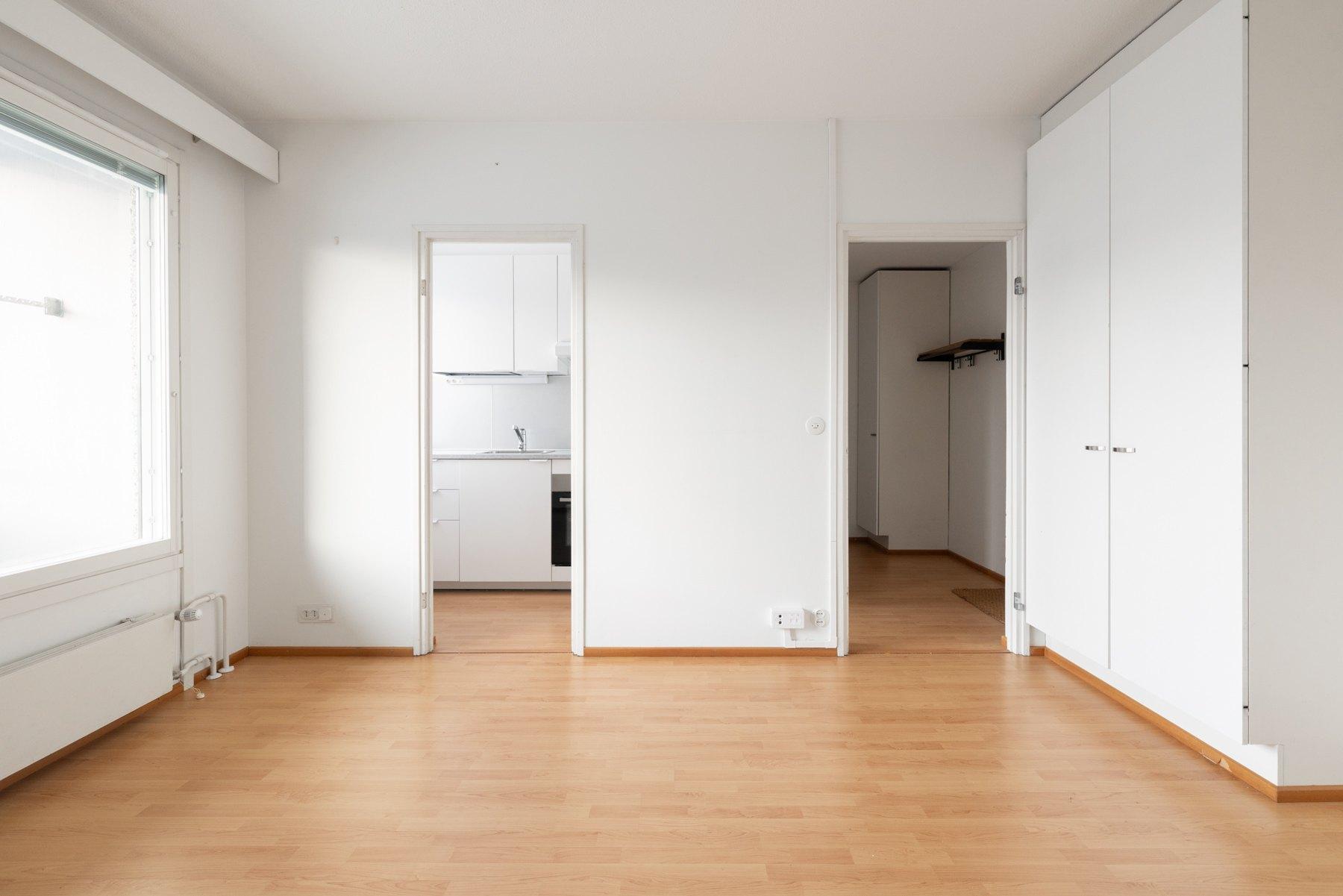 Olohuoneesta käynti keittokomeroon ja eteiseen