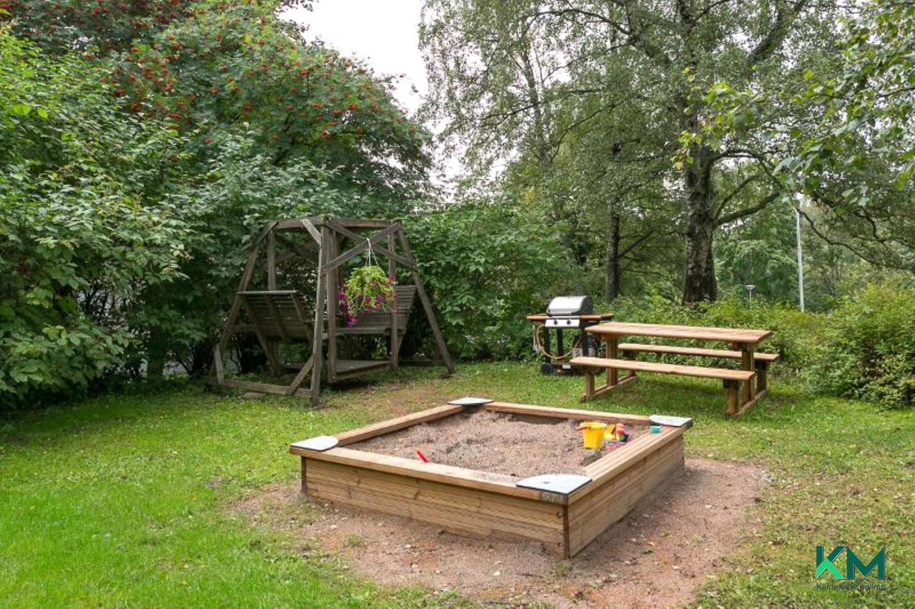 Taloyhtiön piha-aluetta - lasten leikki- ja ajanviettopaikka, kesäkuva