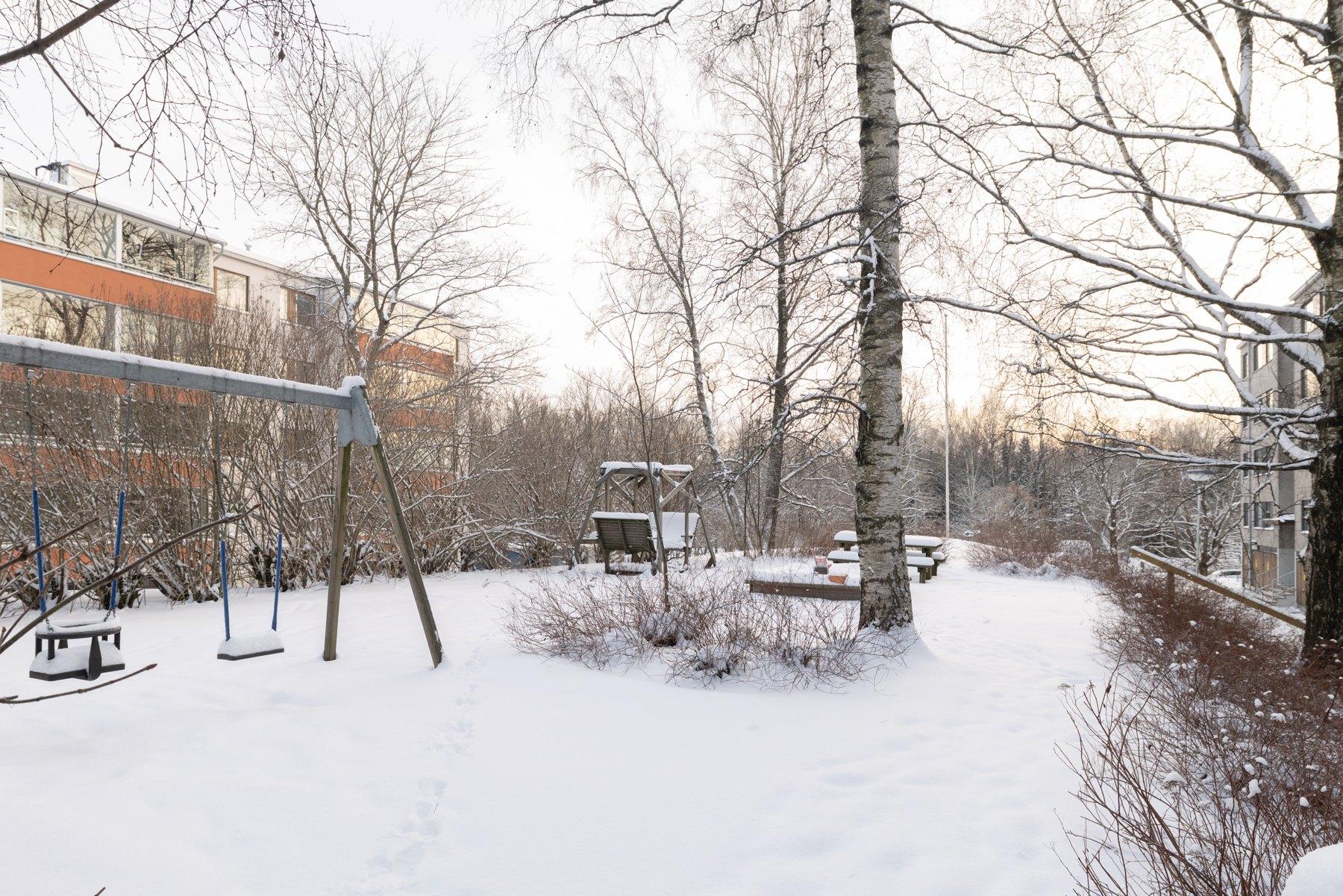 Taloyhtiön piha-aluetta - lasten leikkipaikka