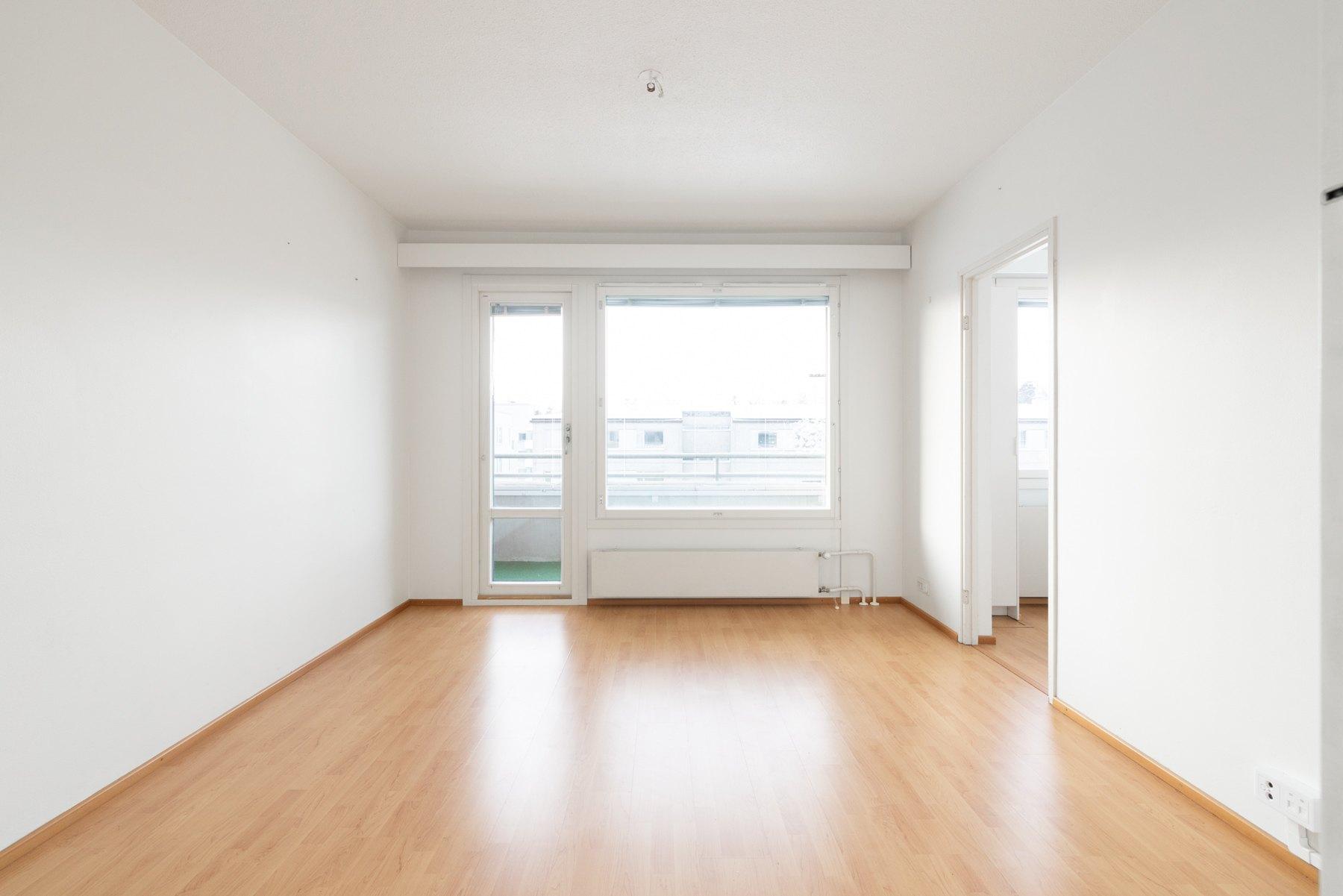 Valoisa Olohuone, käynti lasitetulle parvekkeelle