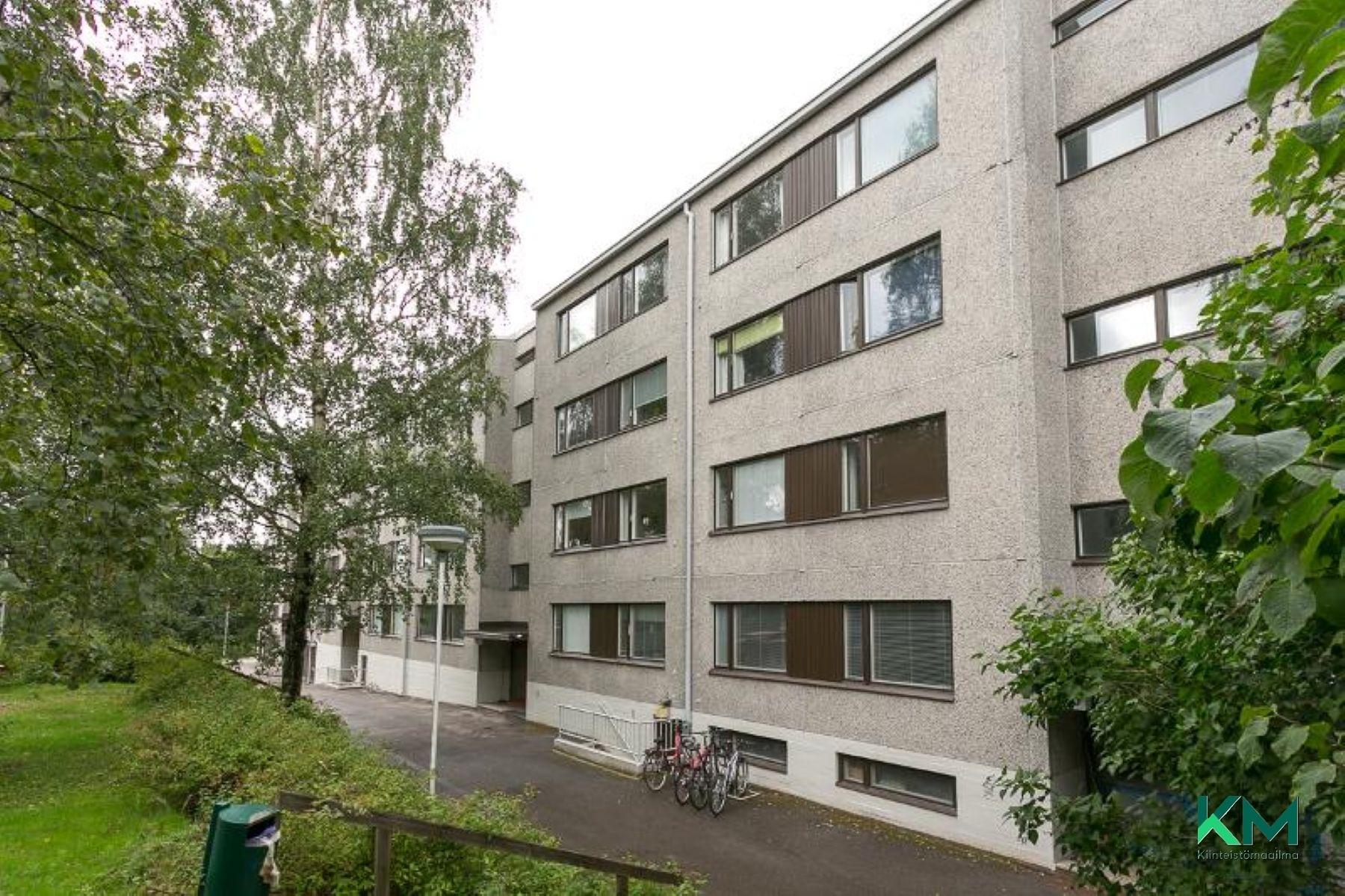Taloyhtiön etupihaa kesällä