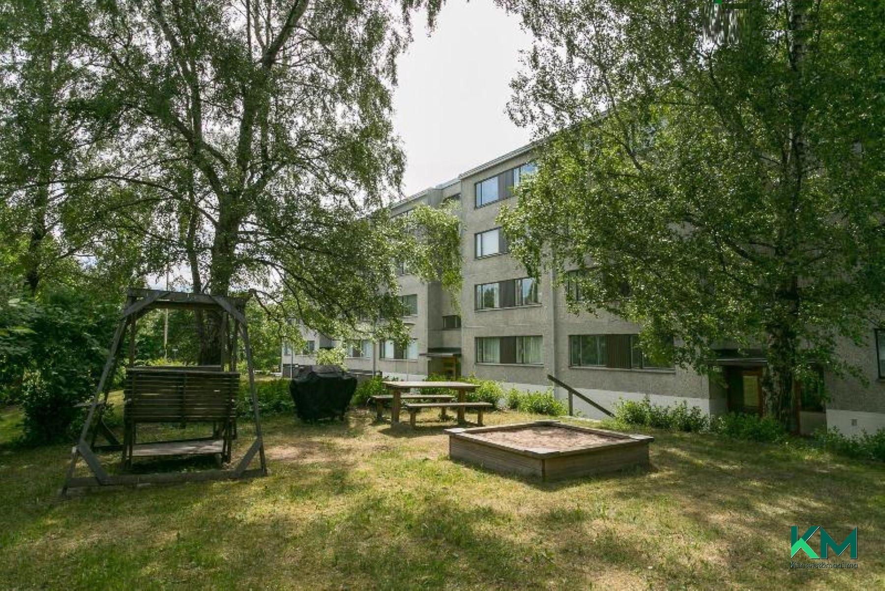 Taloyhtiön piha-aluetta - lasten leikki- ja ajanviettopaikka