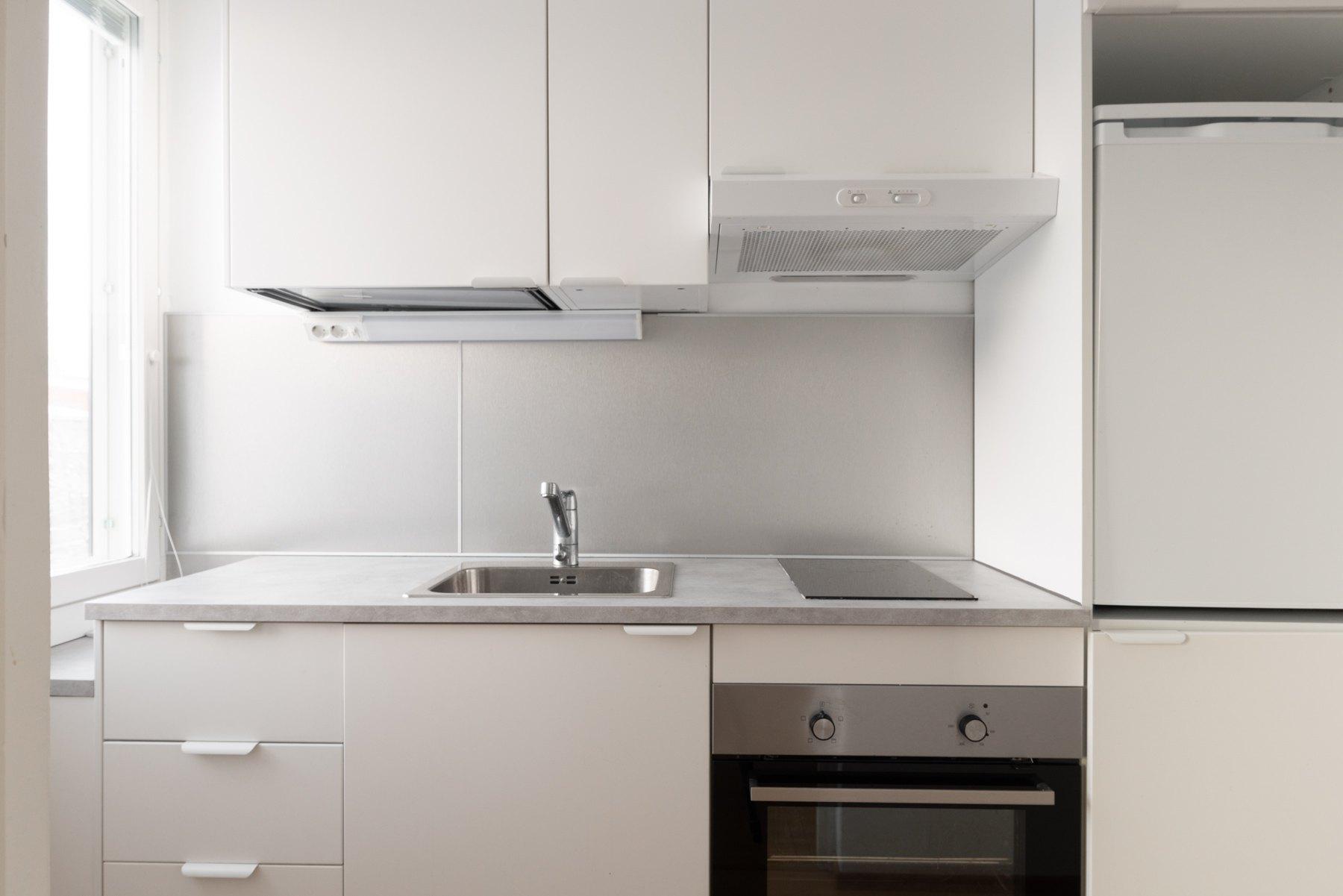 Ikkunallinen keittokomero, kaapistoja. Uusittu v. 2020 lopulla.