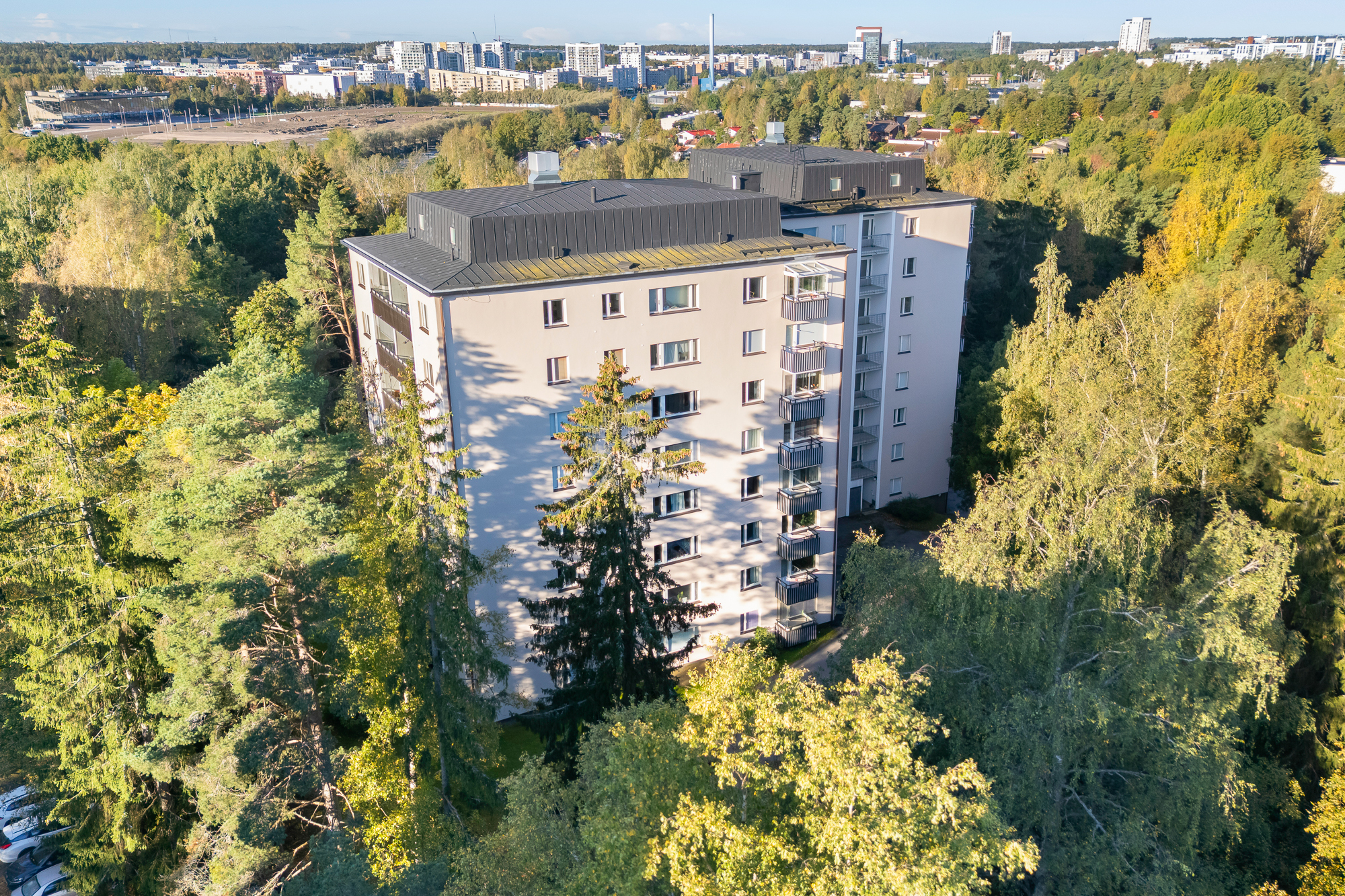 Taloyhtiö on kauniin metsän ympäröimä