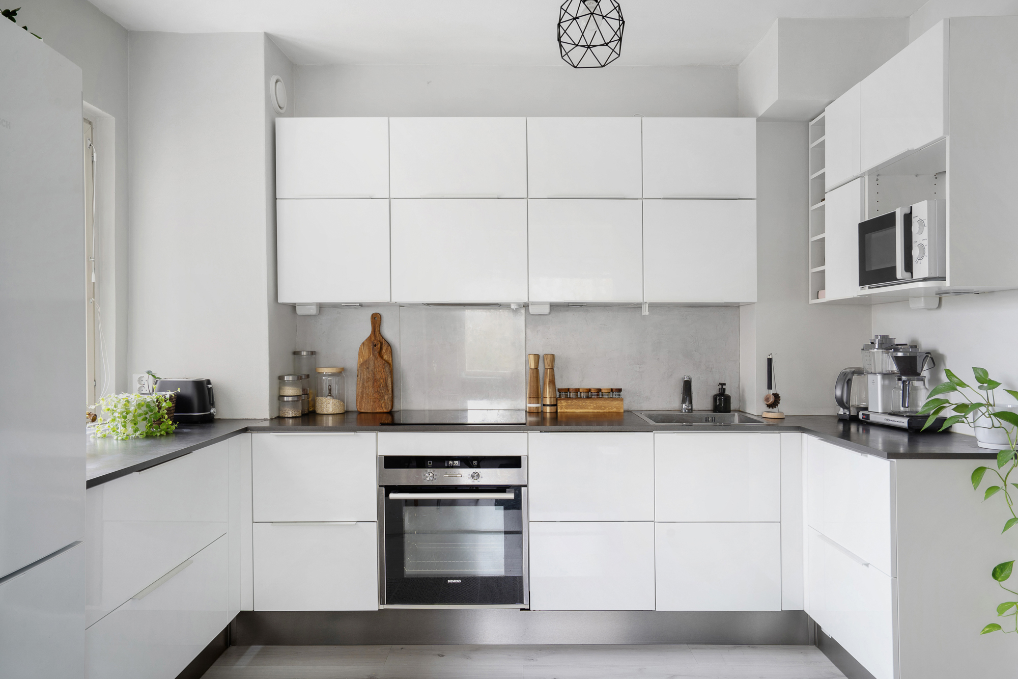 Keittiössä kokkaajalle kivasti tilaa