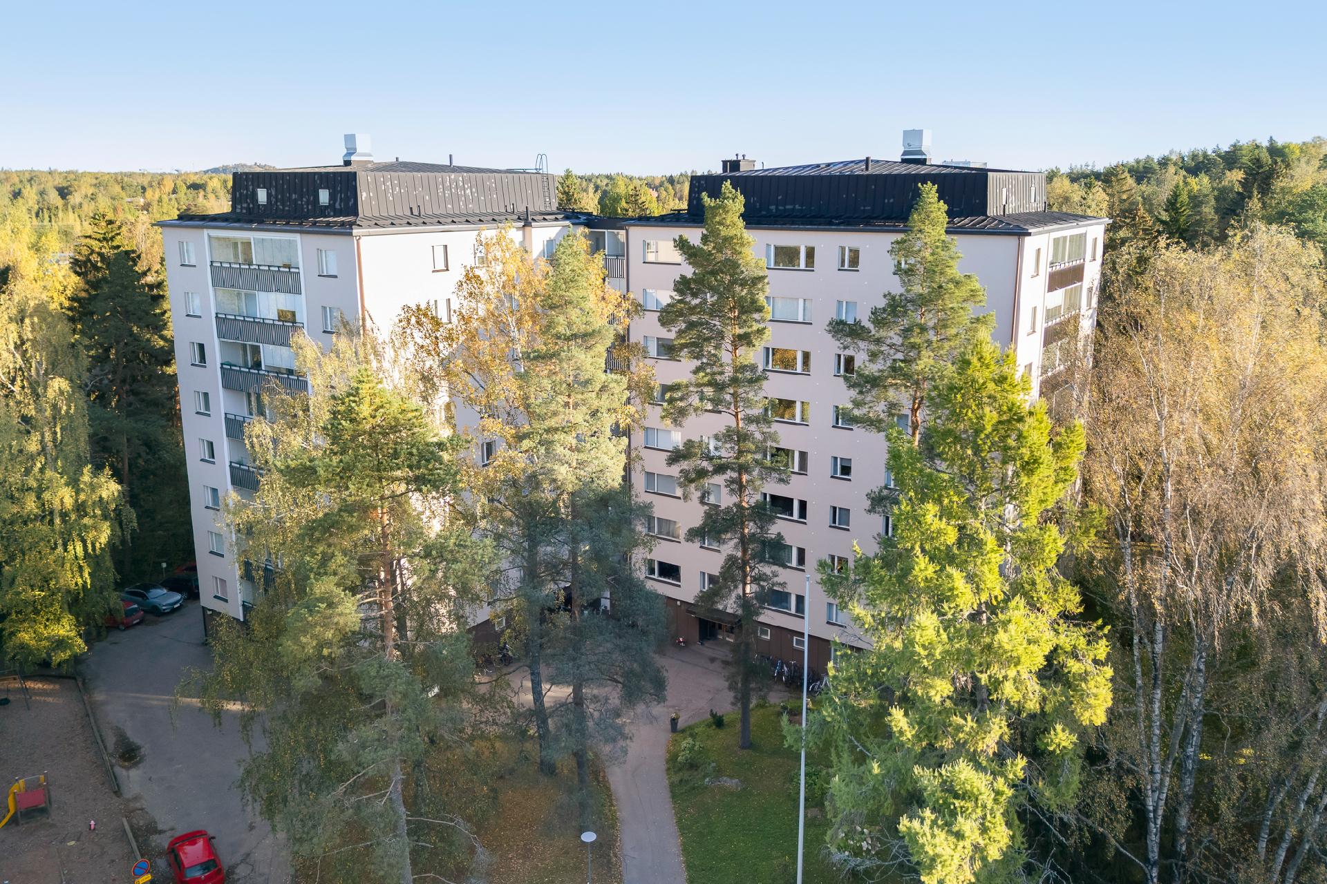 Parveke suunta metsään