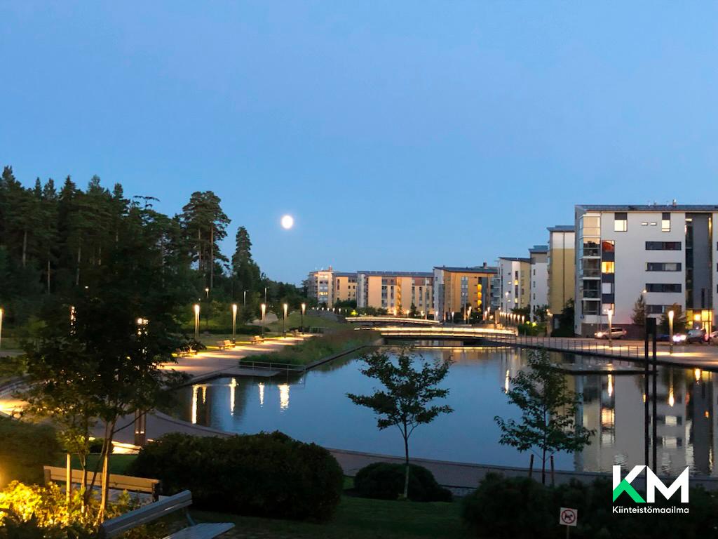 Kuutamoiltaa terassilla