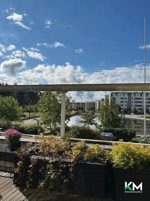 Omalta terassilta kanavalle näkymää