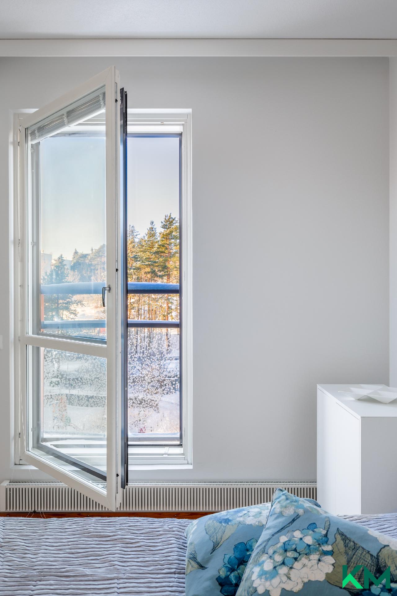 Makuuhuoneessa ranskalainen parveke