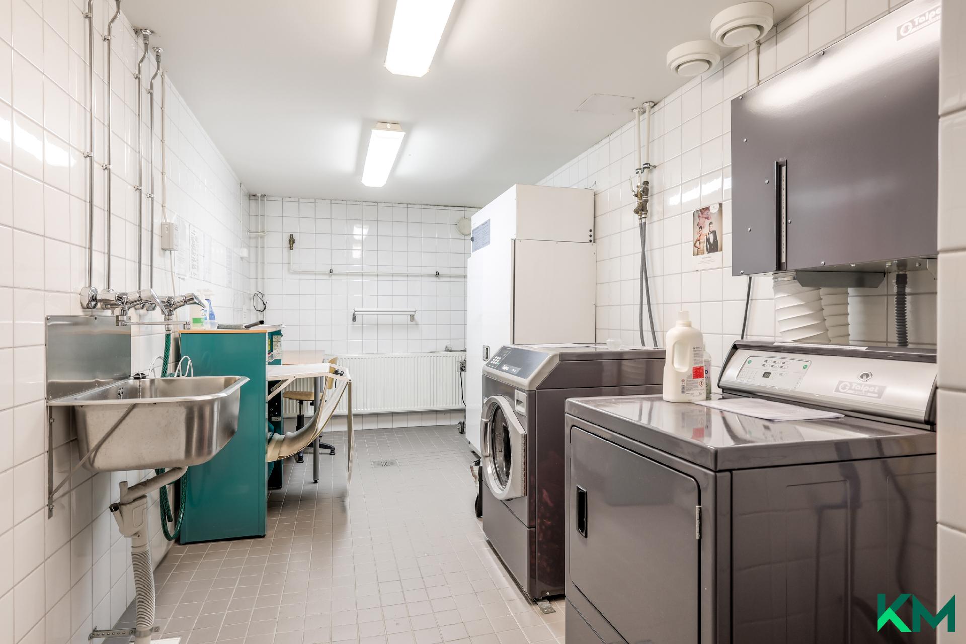 Taloyhtiön pesutila alakerrassa