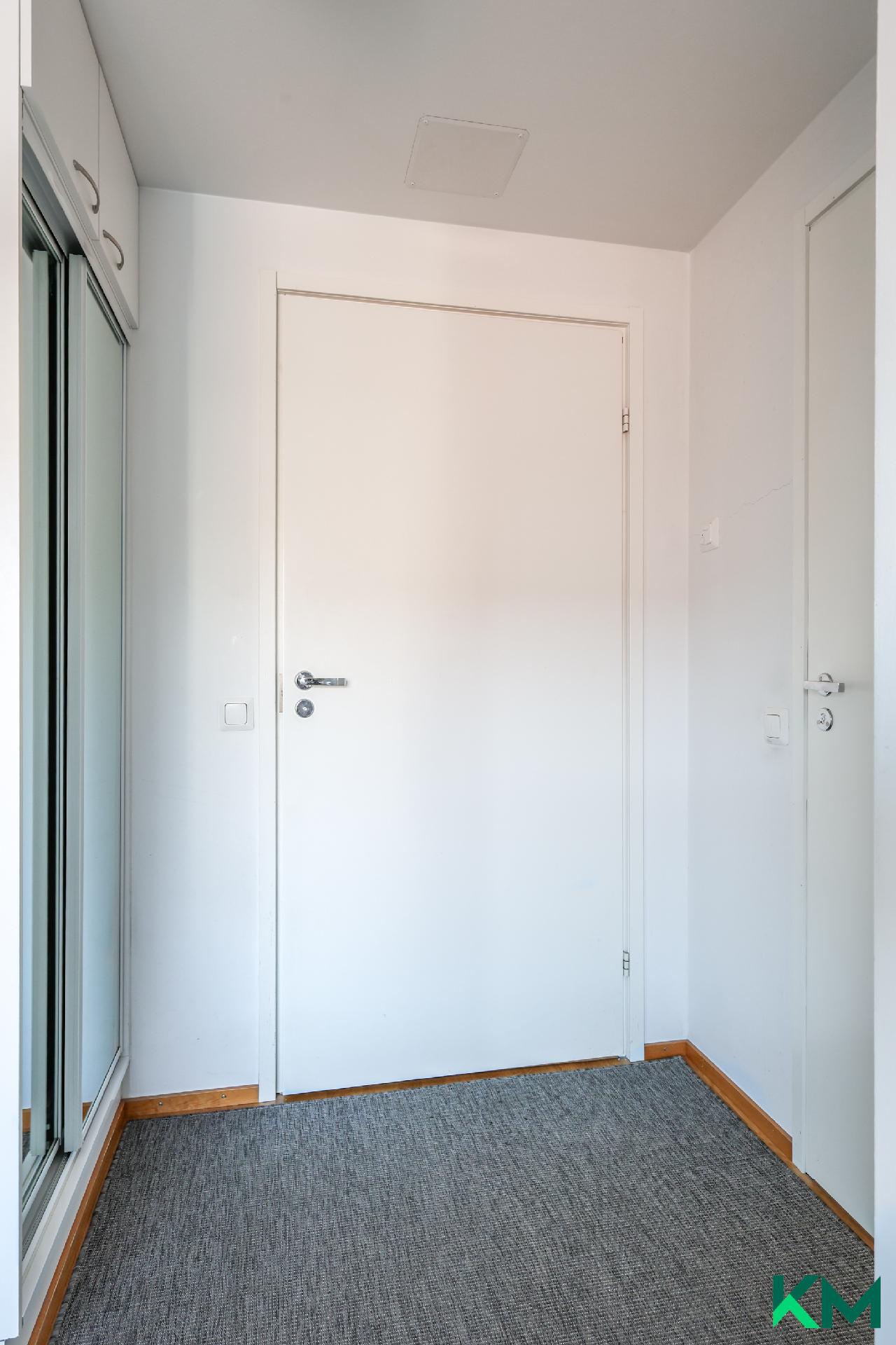 Eteistilassa liukuovi kaapisto