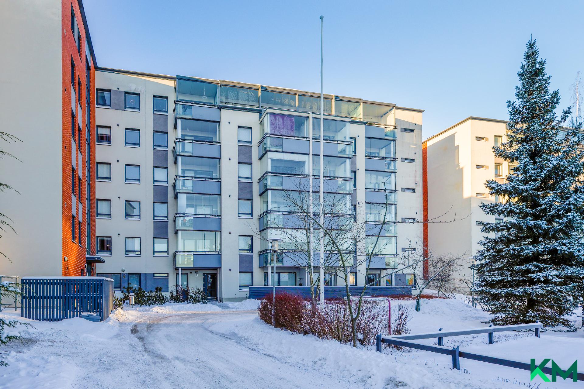 Taloyhtiö sisäpihan puolelta