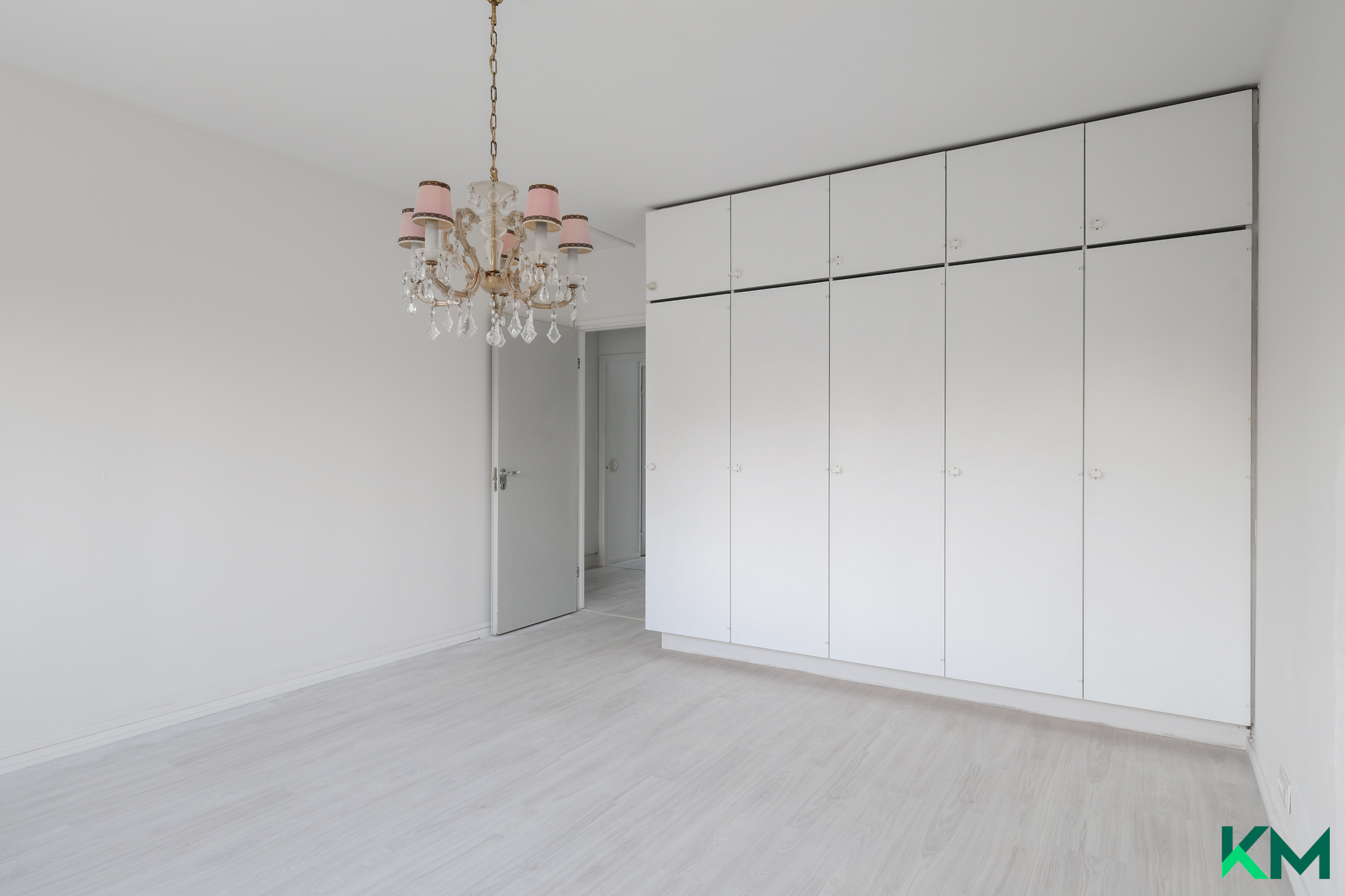 Päämakuuhuone jossa paljon kaappistoja