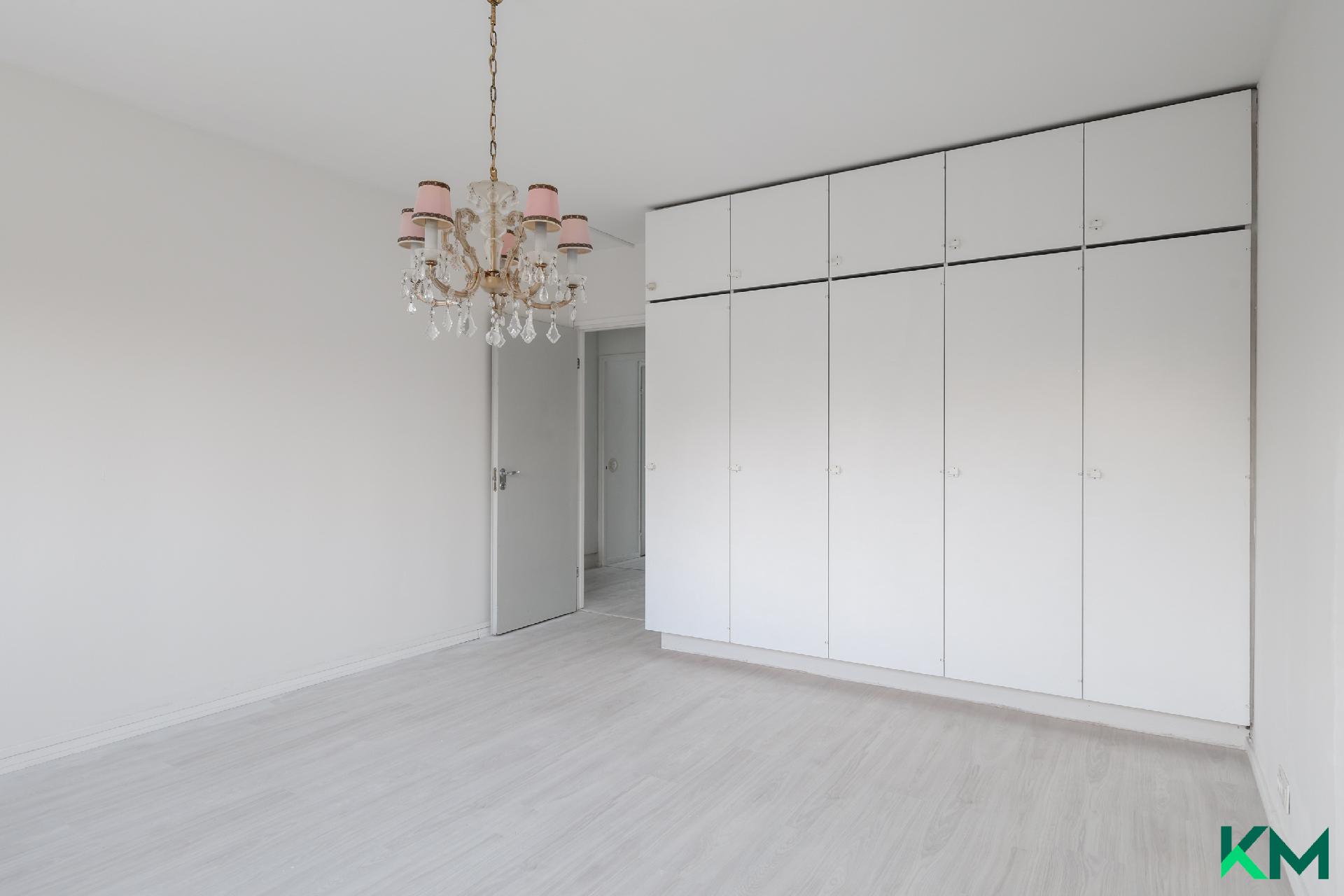 Päämakuuhuone jossa paljon kaappistoja