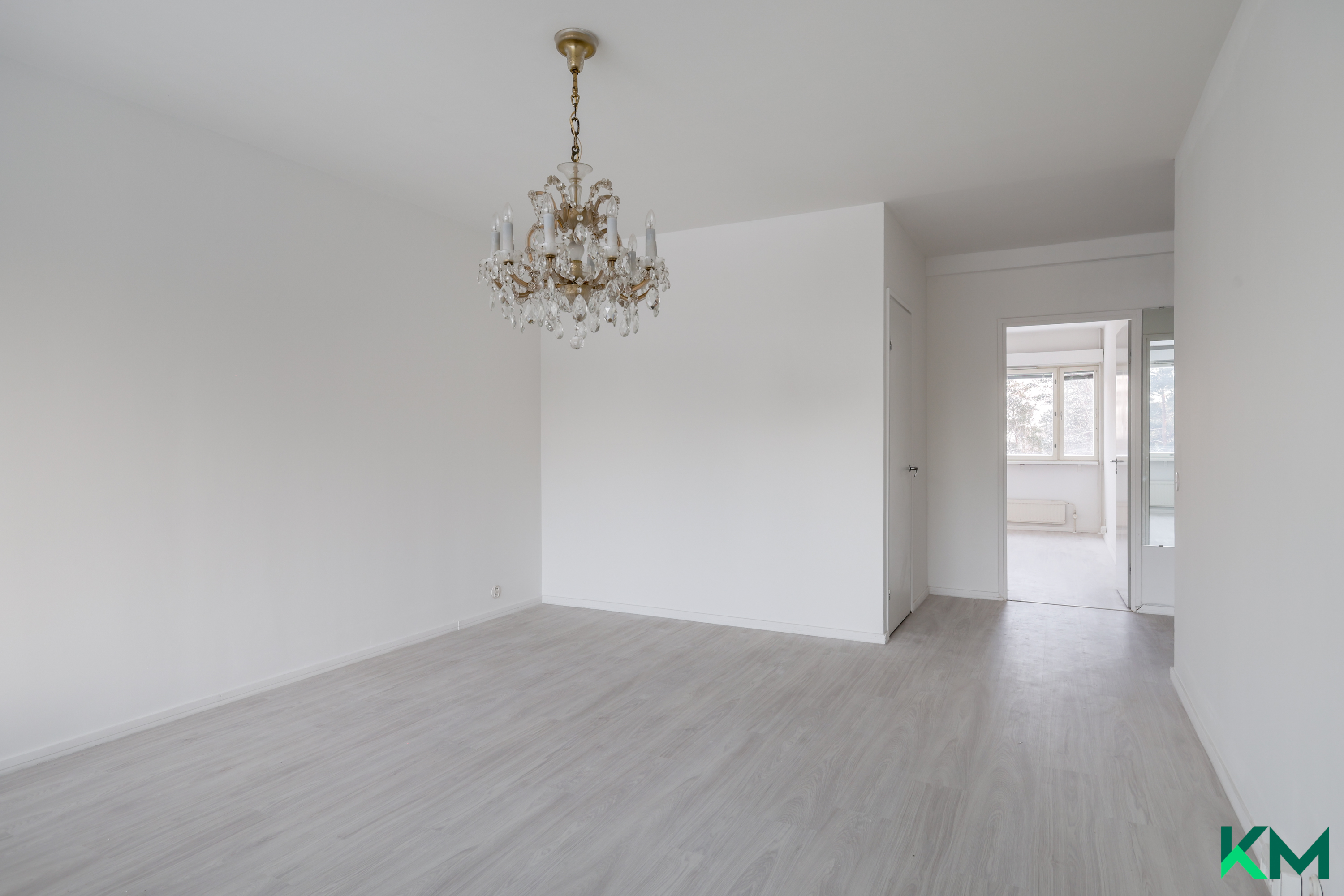 Olohuoneeseen mahtuu ruokapöytä