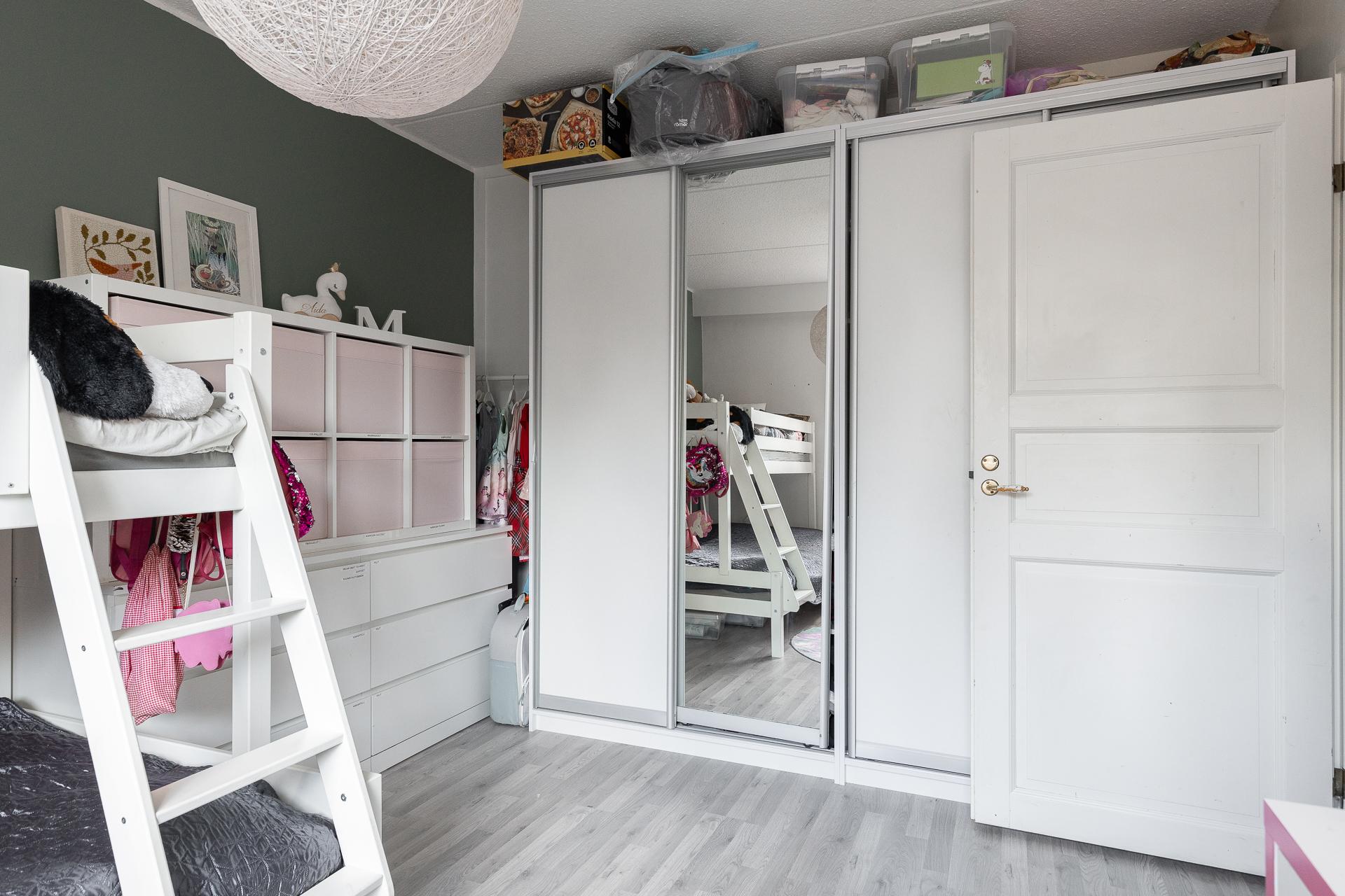 Alakerran makuuhuone