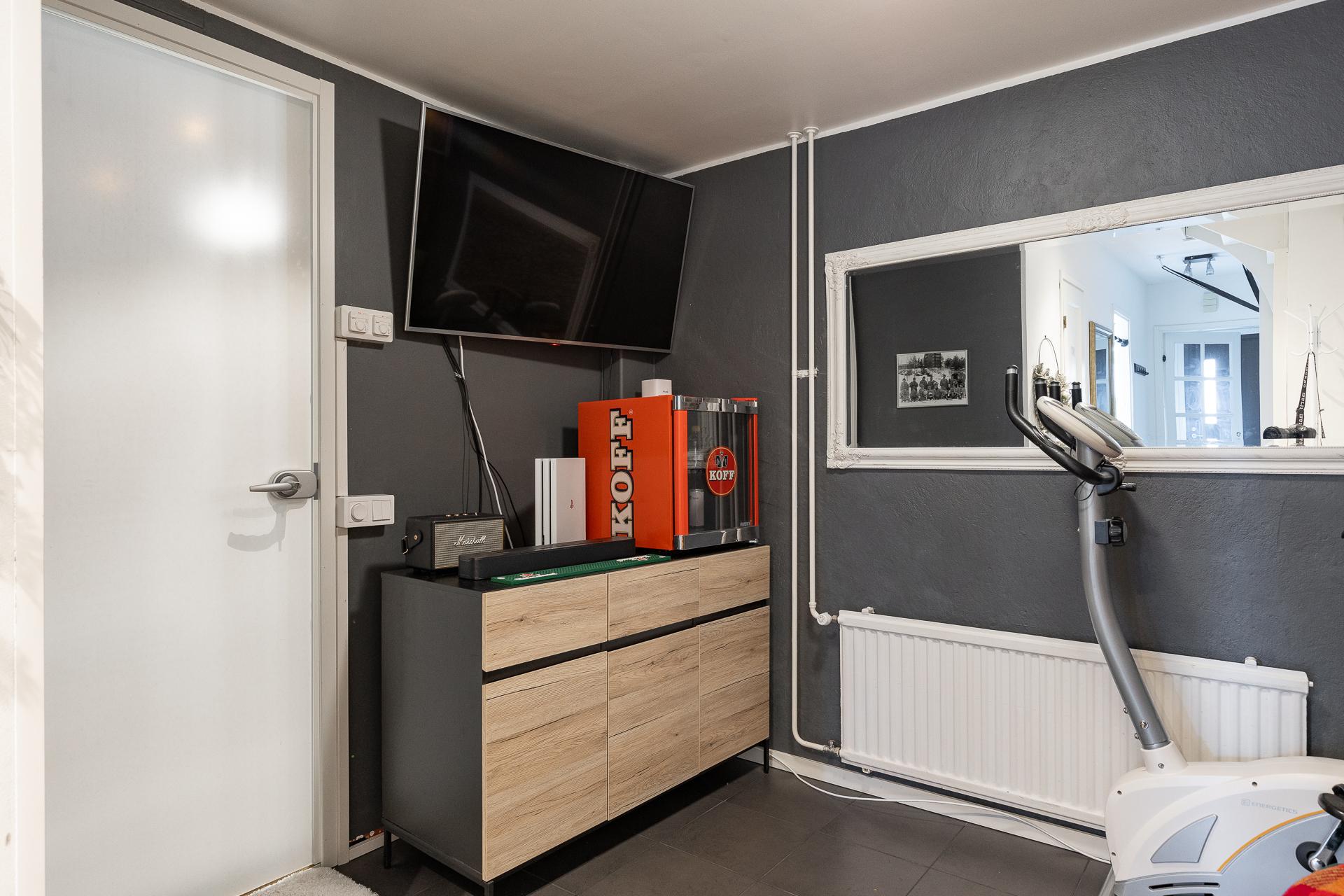 Alakerran oleskelutila