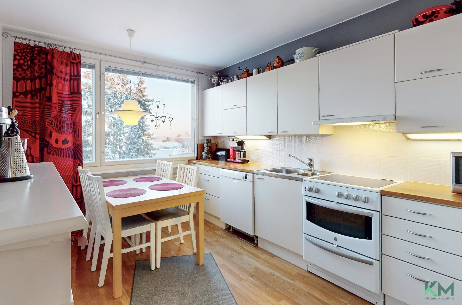 Kaunis valoisa keittiö