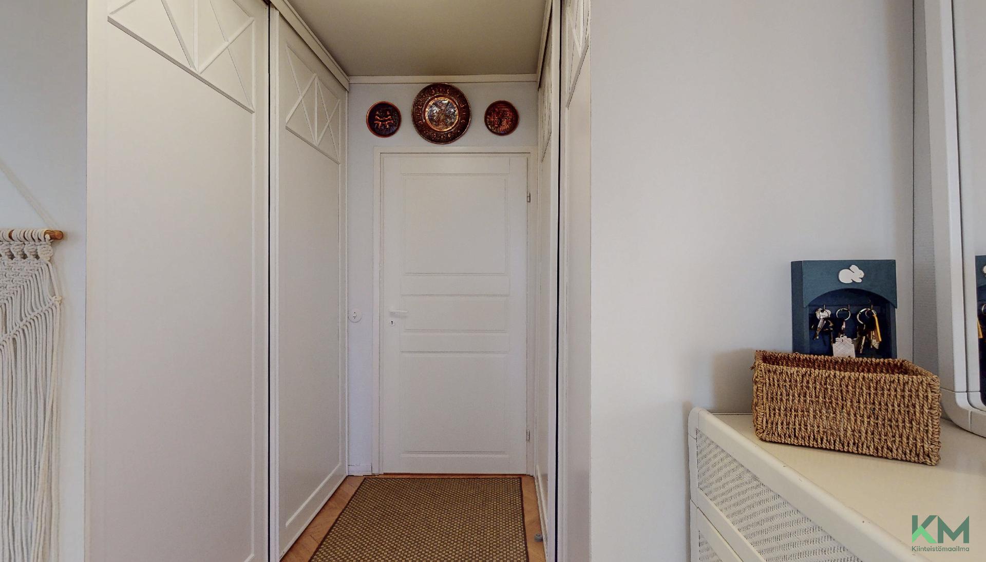 Eteisessä hyvät kaapistot