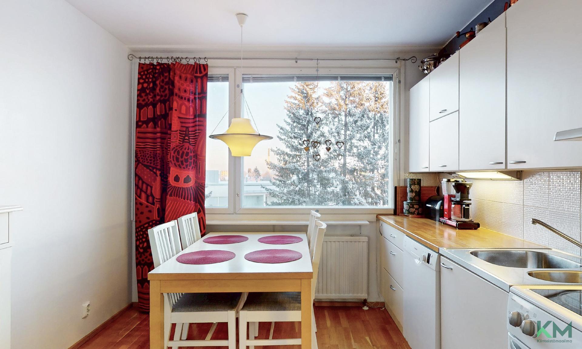 Keittiössä paljon kaappeja