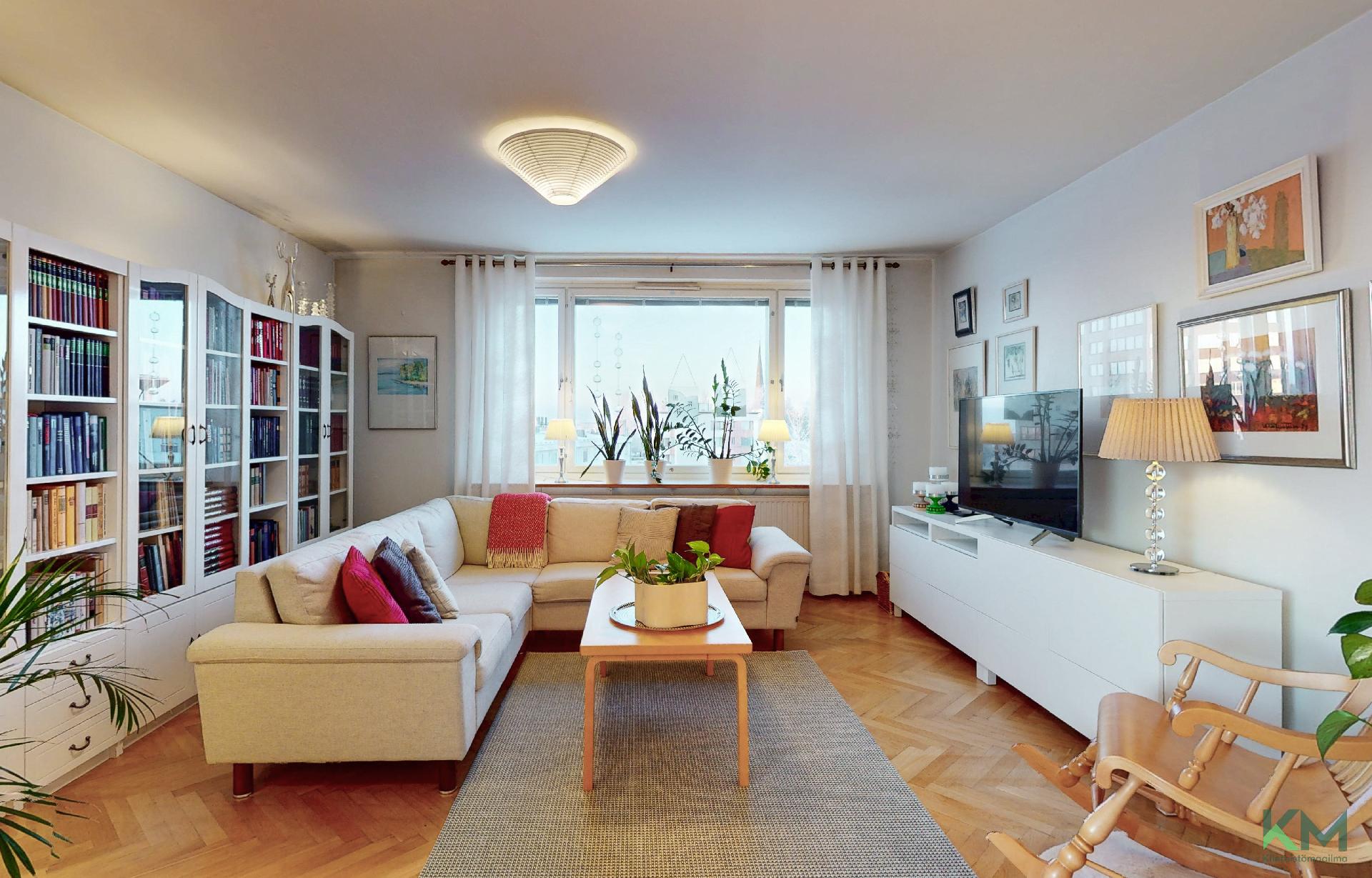 Kirjasto/televisiohuone olohuoneen yhteydessä