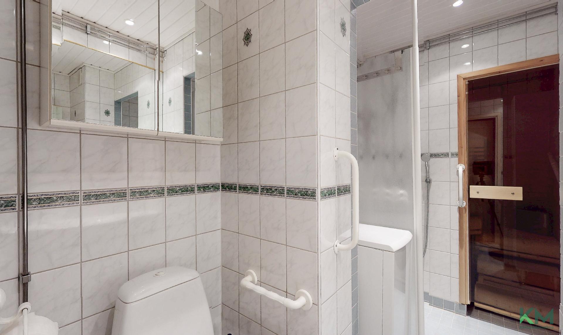 Vessa ja pesuhuone on laatoitettu