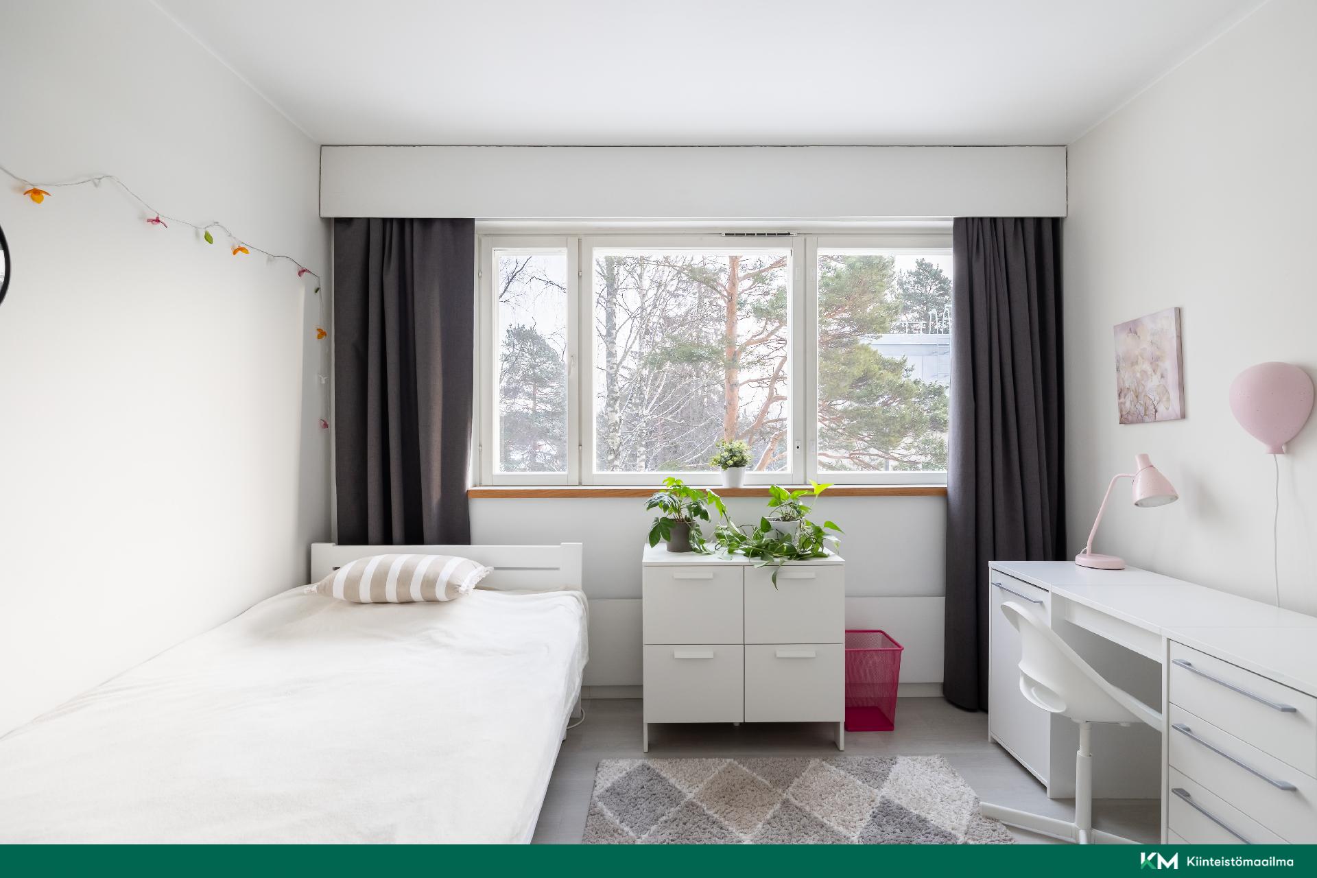 Tämän makuuhuoneen ikkuna on idän suuntaan.