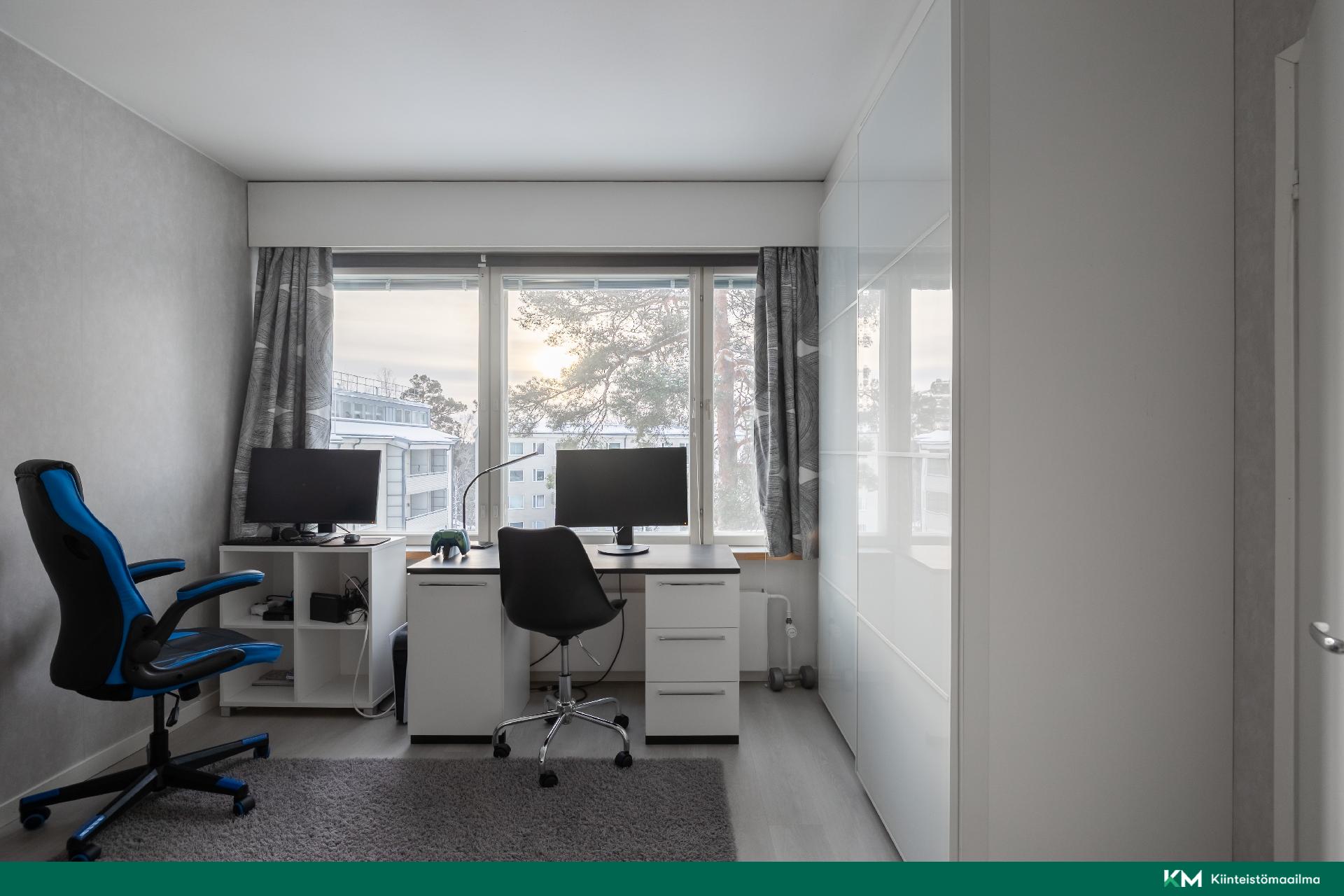 Molemmissa makuuhuoneissa on kaappisäilytystilaa.