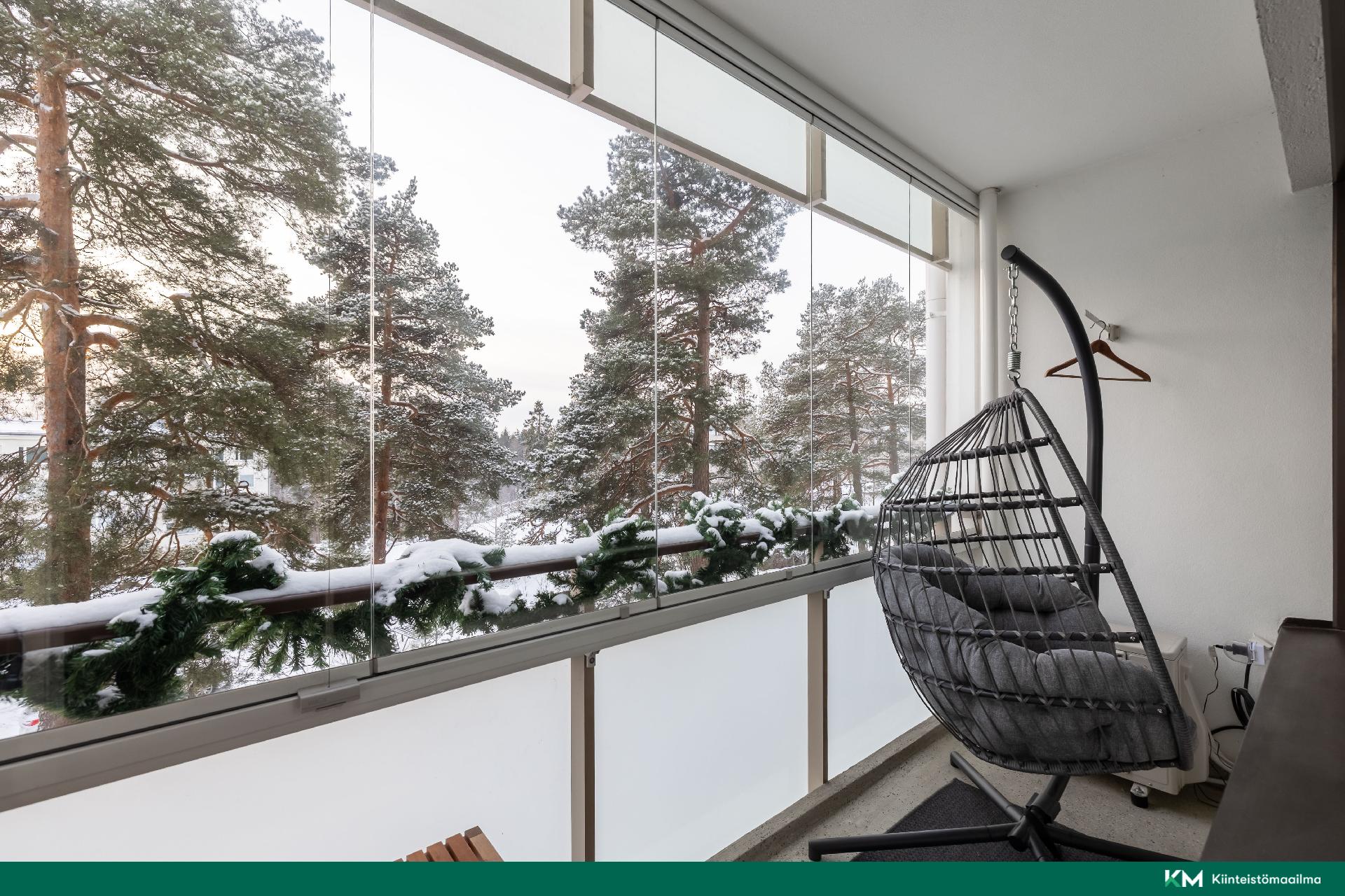 Lasitettu parveke on etelän suuntaan.