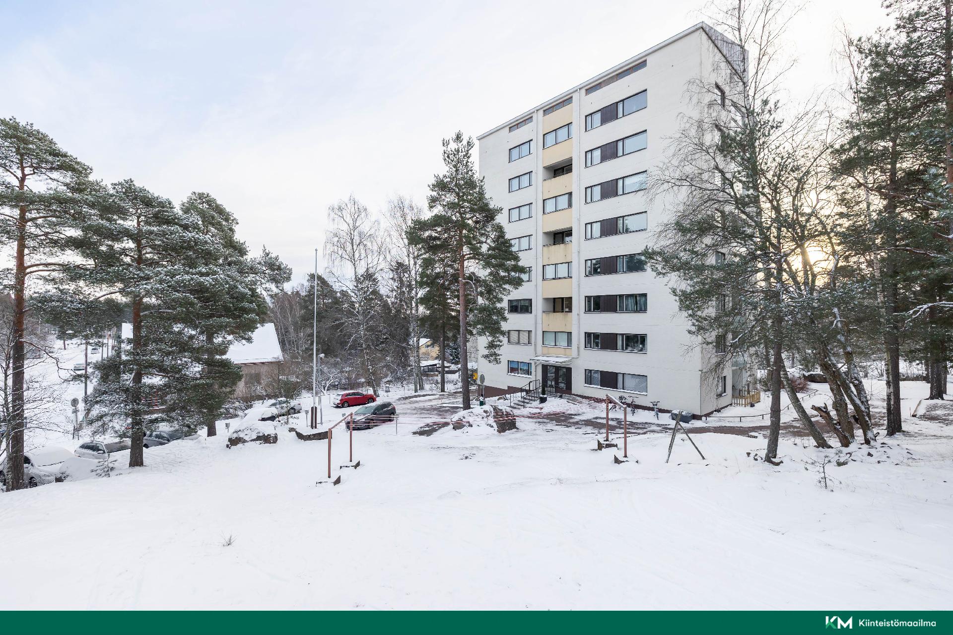 Asunto Oy Kotkan Pääskysenpesässä on kahdeksan asuinkerrosta.