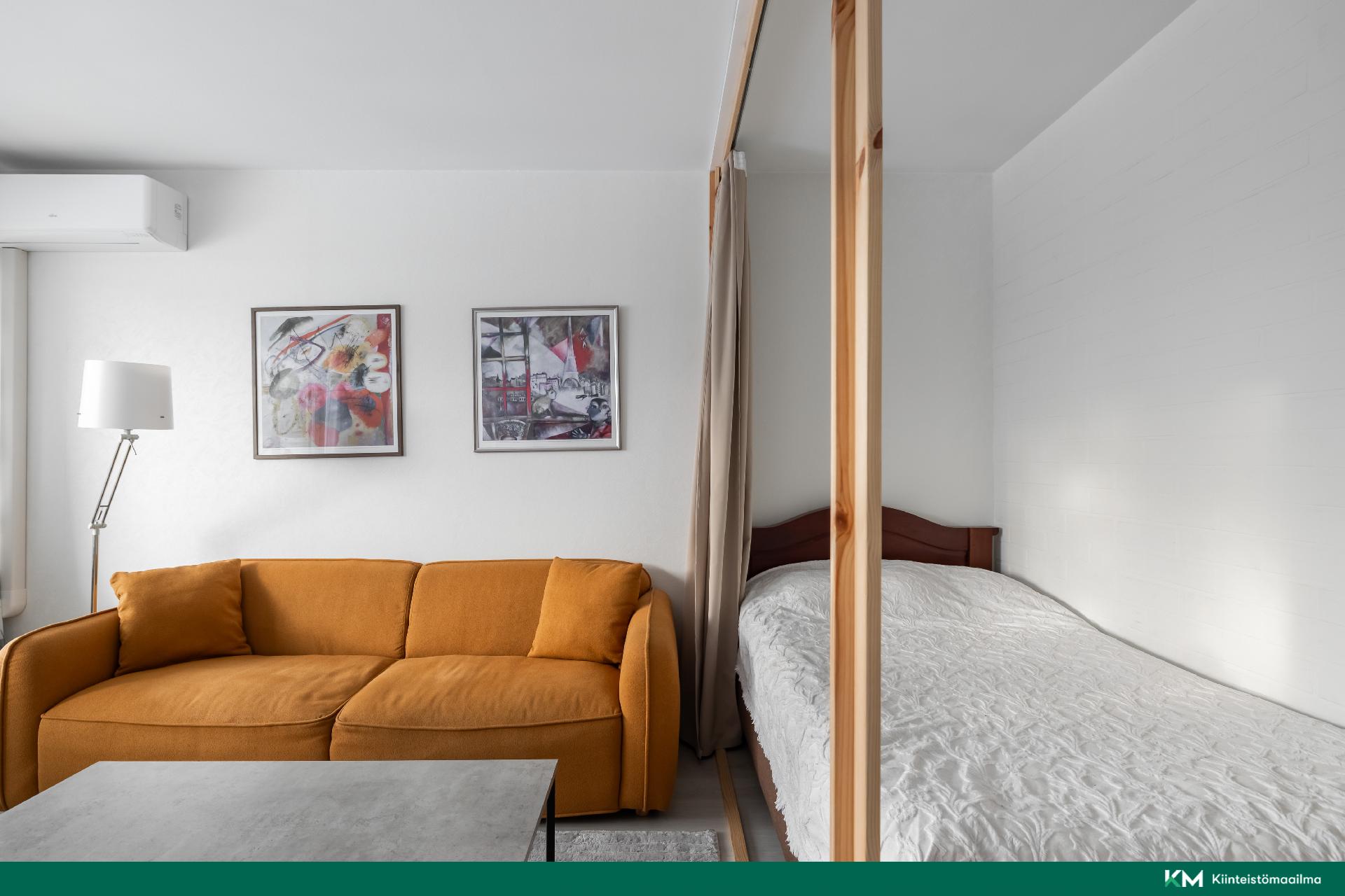 Olohuoneeseen on tehty oma makuusoppi.