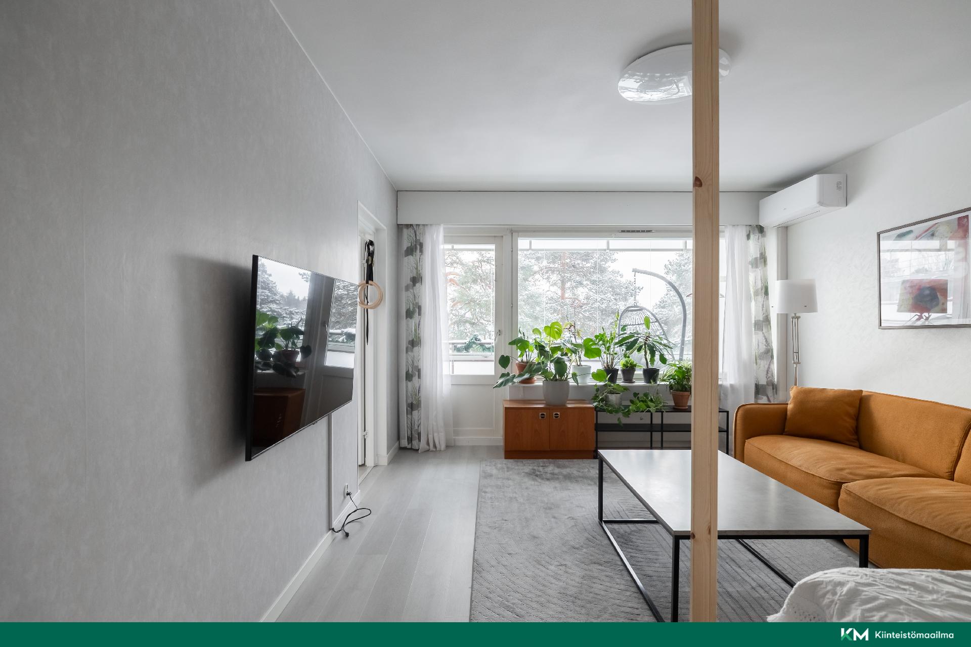 Olohuoneesta on kulku lasitetulle parvekkeelle.