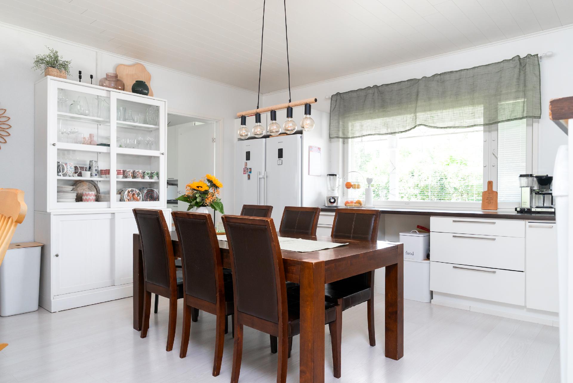 keittiössä tilaa isolle ruokapöydälle