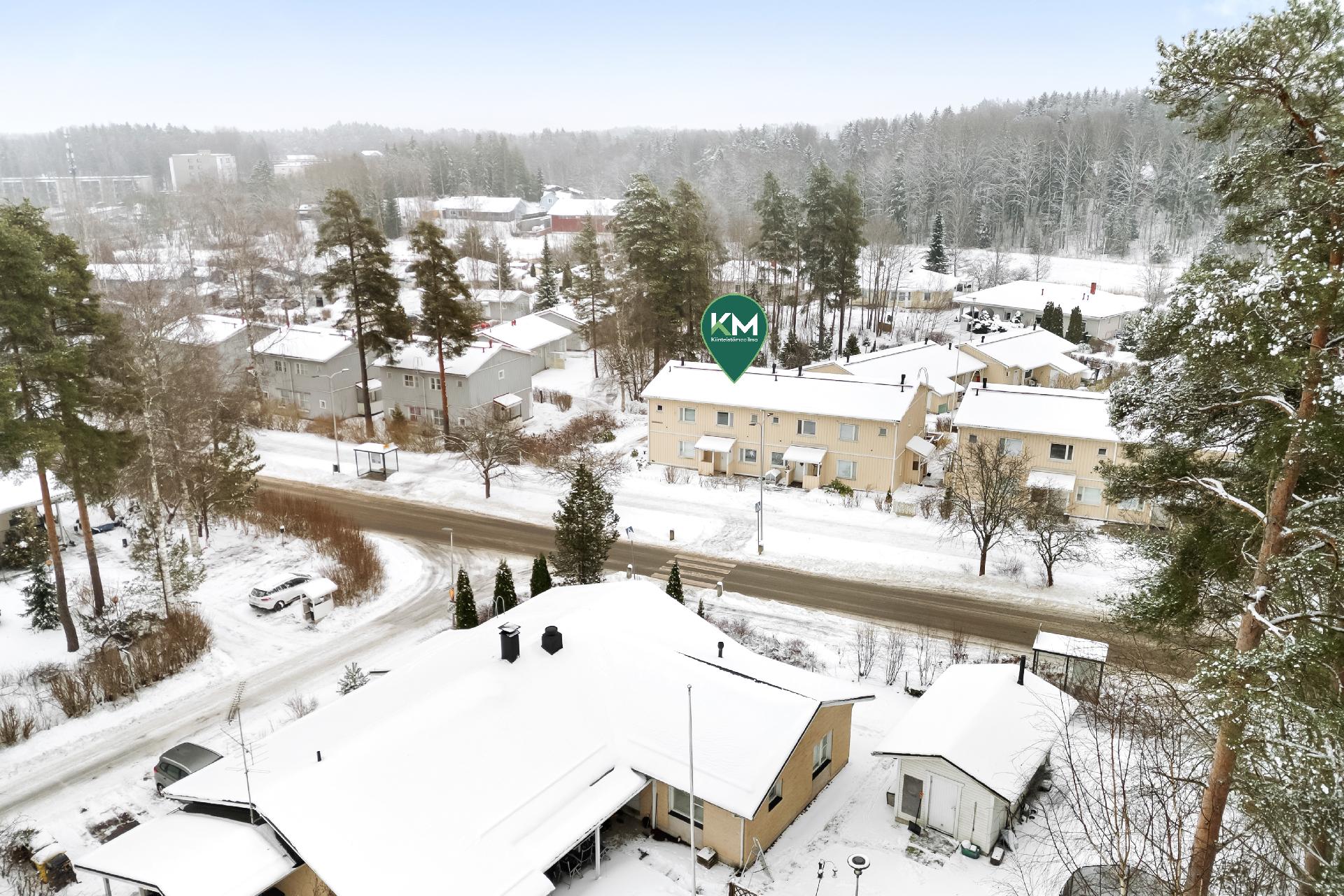 Ulkokuvaa kadulta päin.