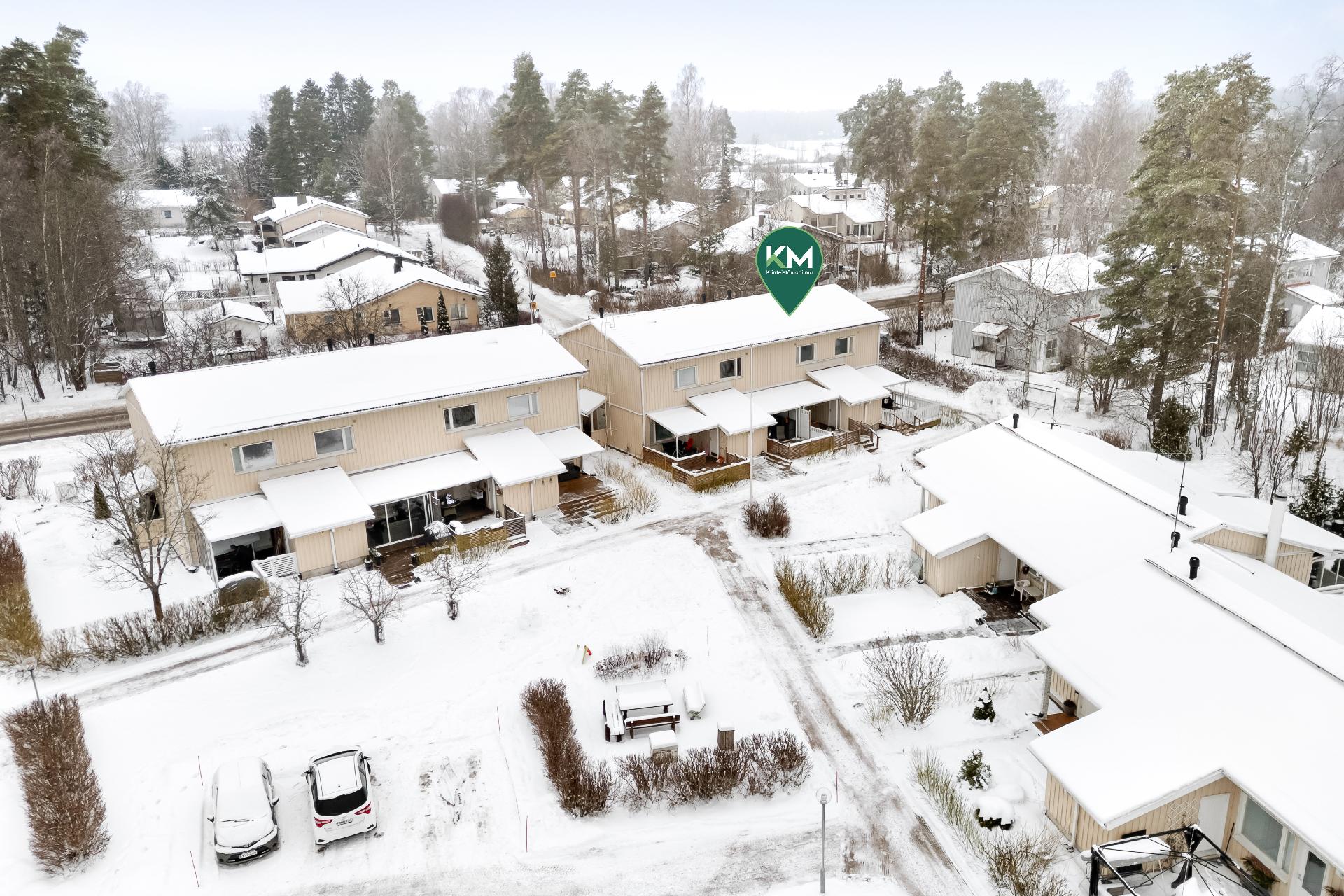 Ulkokuvaa parkkipaikalta päin.